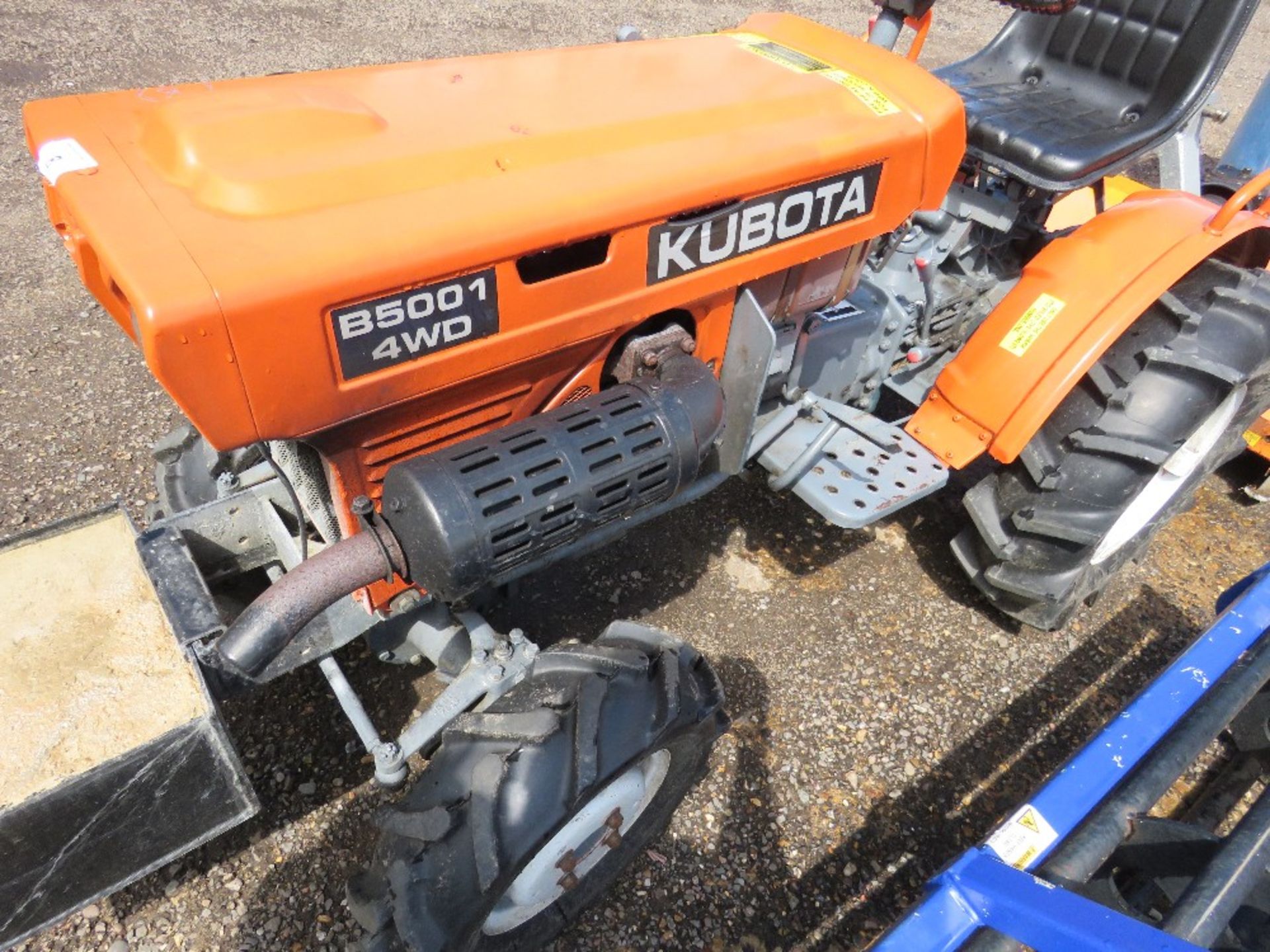 KUBOTA B5001 4WD COMPACT TRACTOR WITH FRONT WEIGHT BOX AND LINK ARMS. - Image 5 of 5