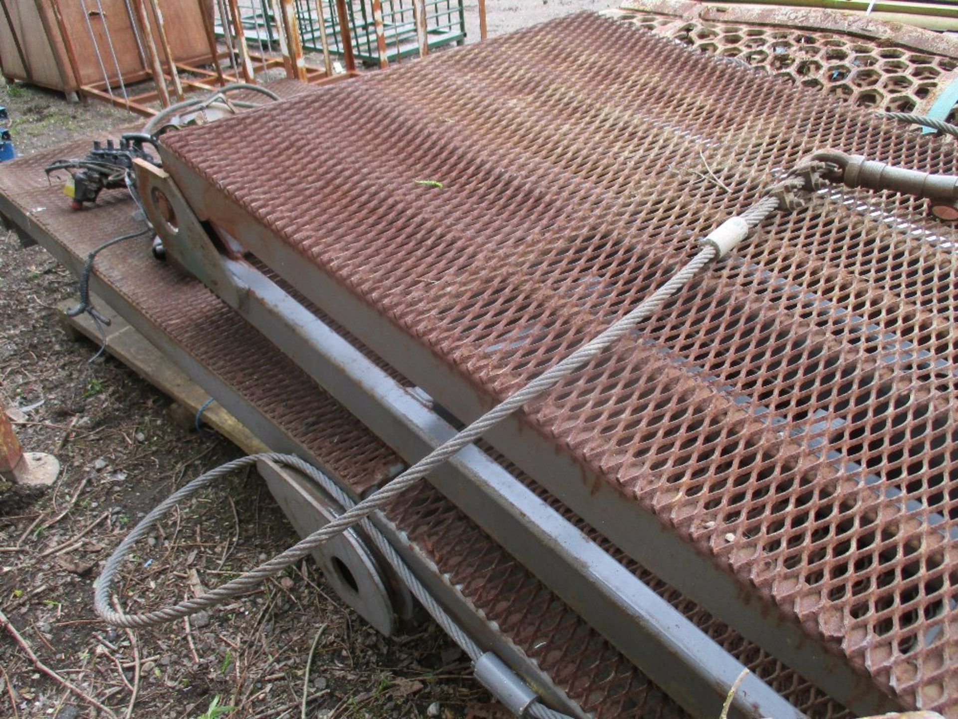 HEAVY DUTY BEAVERTAIL LORRY RAMP ASSEMBLY WITH RAMS AND PUMP AS SHOWN. FLIP TOE TYPE. - Image 5 of 5