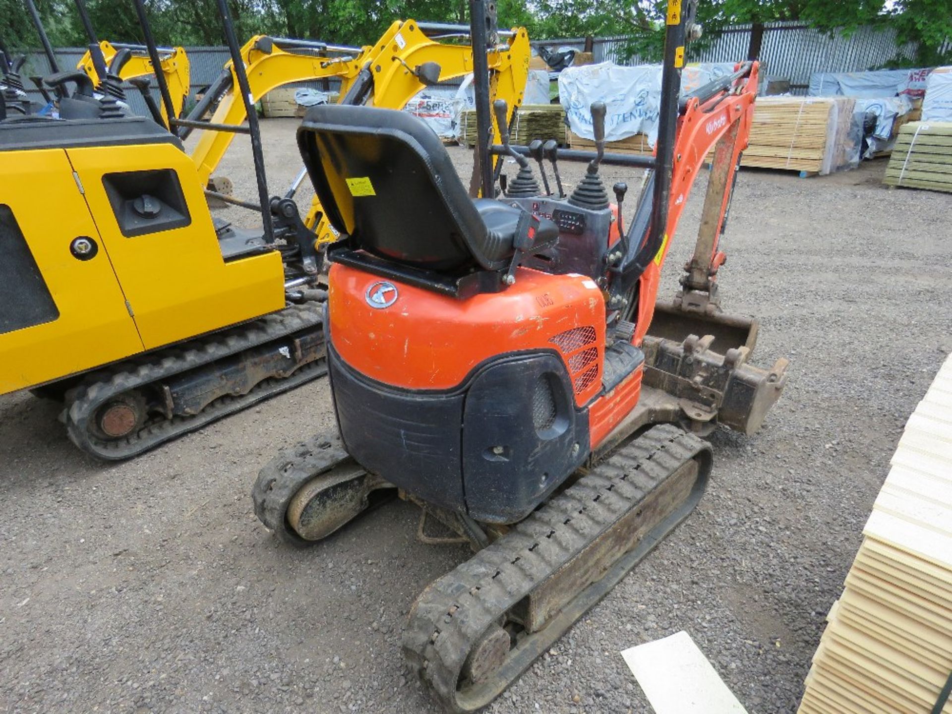 KUBOTA U10-3 MICRO EXCAVATOR, YEAR 2014 BUILD. 4NO BUCKETS. 2273 REC HOURS. SN:JKUU0103L01H23427. - Image 3 of 9