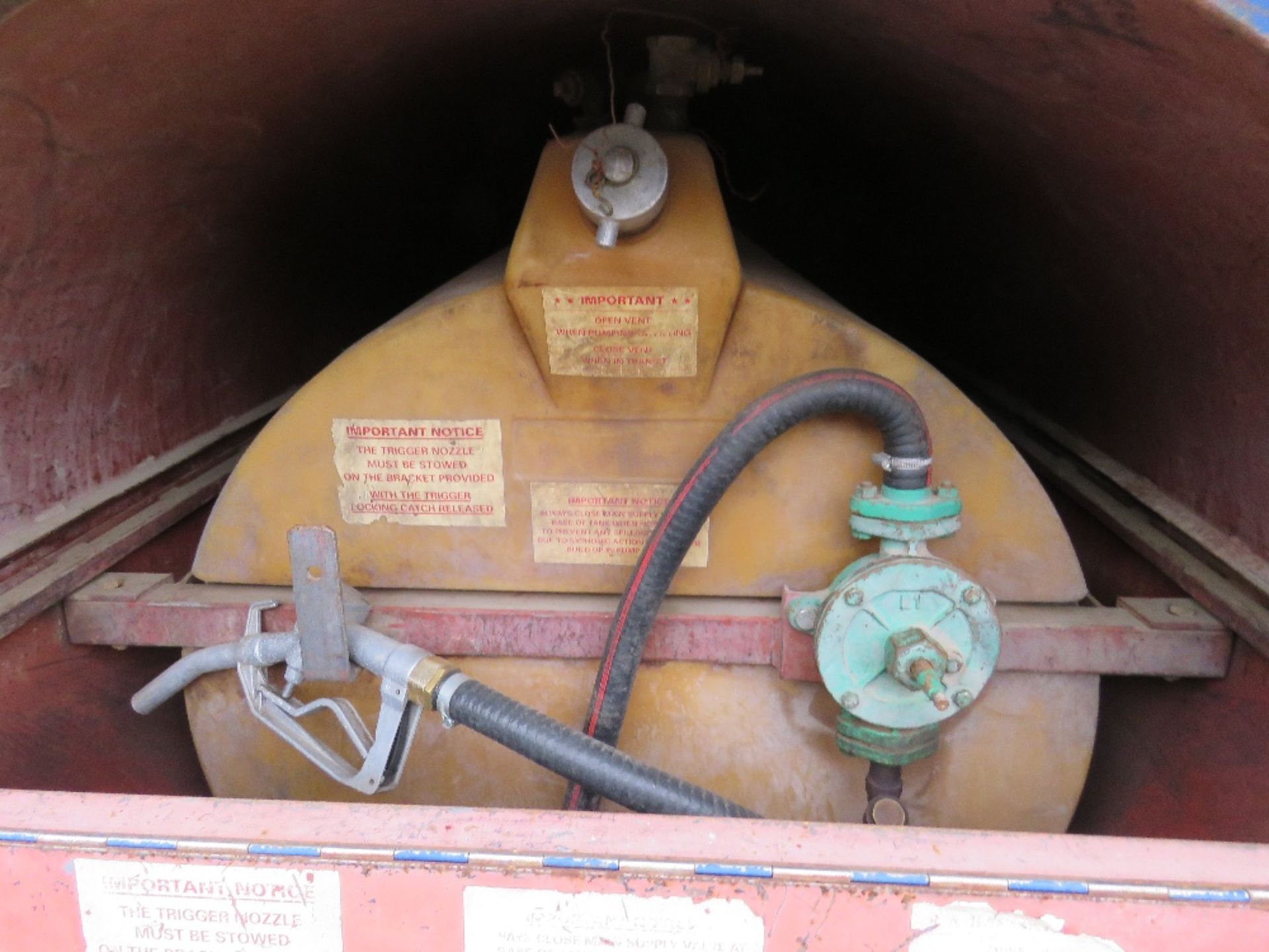 SITE TOWED 1000 LITRE BUNDED BOWSER WITH HAND PUMP, HOSE AND GUN. - Image 2 of 4