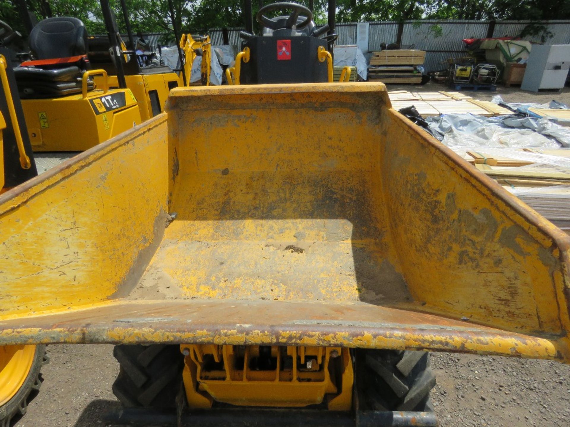 JCB 1T-1 HIGH TIP ONE TONNE DUMPER, YEAR 2018 BUILD. 265.9 RECORDED HOURS, KEY AND CERTIFICATE OF - Image 9 of 10