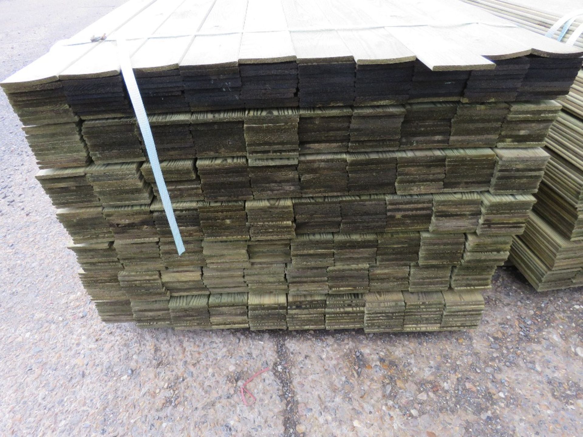 LARGE PACK OF MACHINED HIT AND MISS FENCE BOARDS, PRESSURE TREATED. 1.74M X 10CM APPROX. - Image 4 of 4