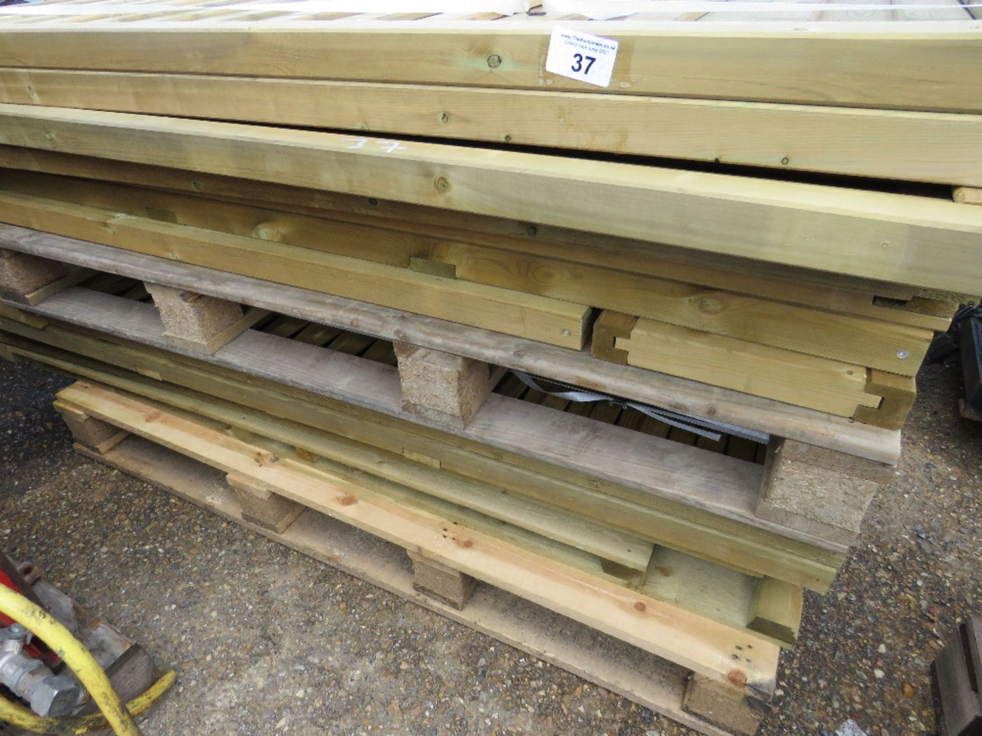 2 X LARGE PALLETS OF ASSORTED WOODEN FENCING PANELS. - Image 4 of 4