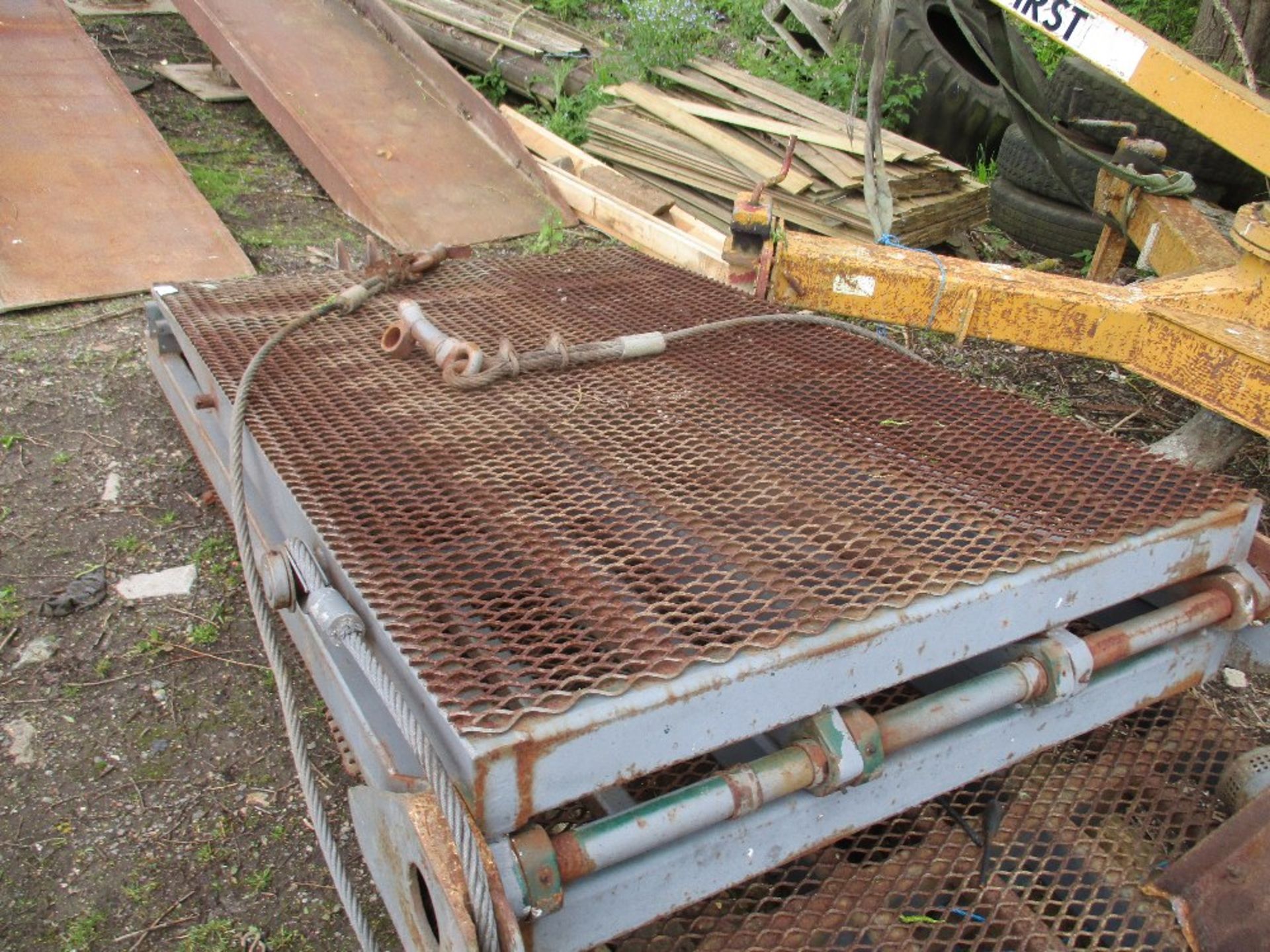 HEAVY DUTY BEAVERTAIL LORRY RAMP ASSEMBLY WITH RAMS AND PUMP AS SHOWN. FLIP TOE TYPE. - Image 4 of 5