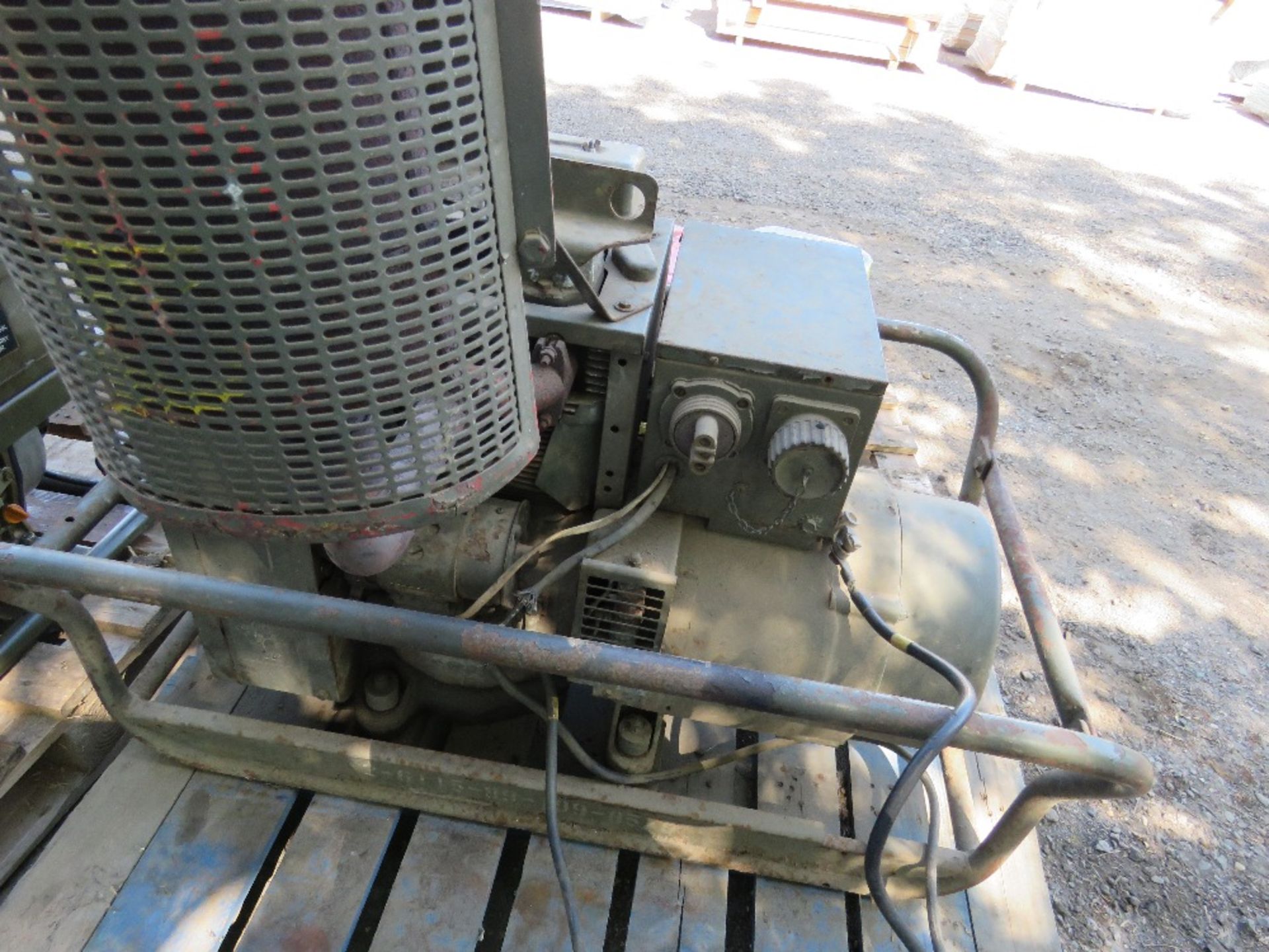 ONAN 6KVA PETROL ENGINED GENERATOR WHEN TESTED WAS SEEN TO RUN AND MAKE POWER, NEEDS BATTERY - Image 2 of 5