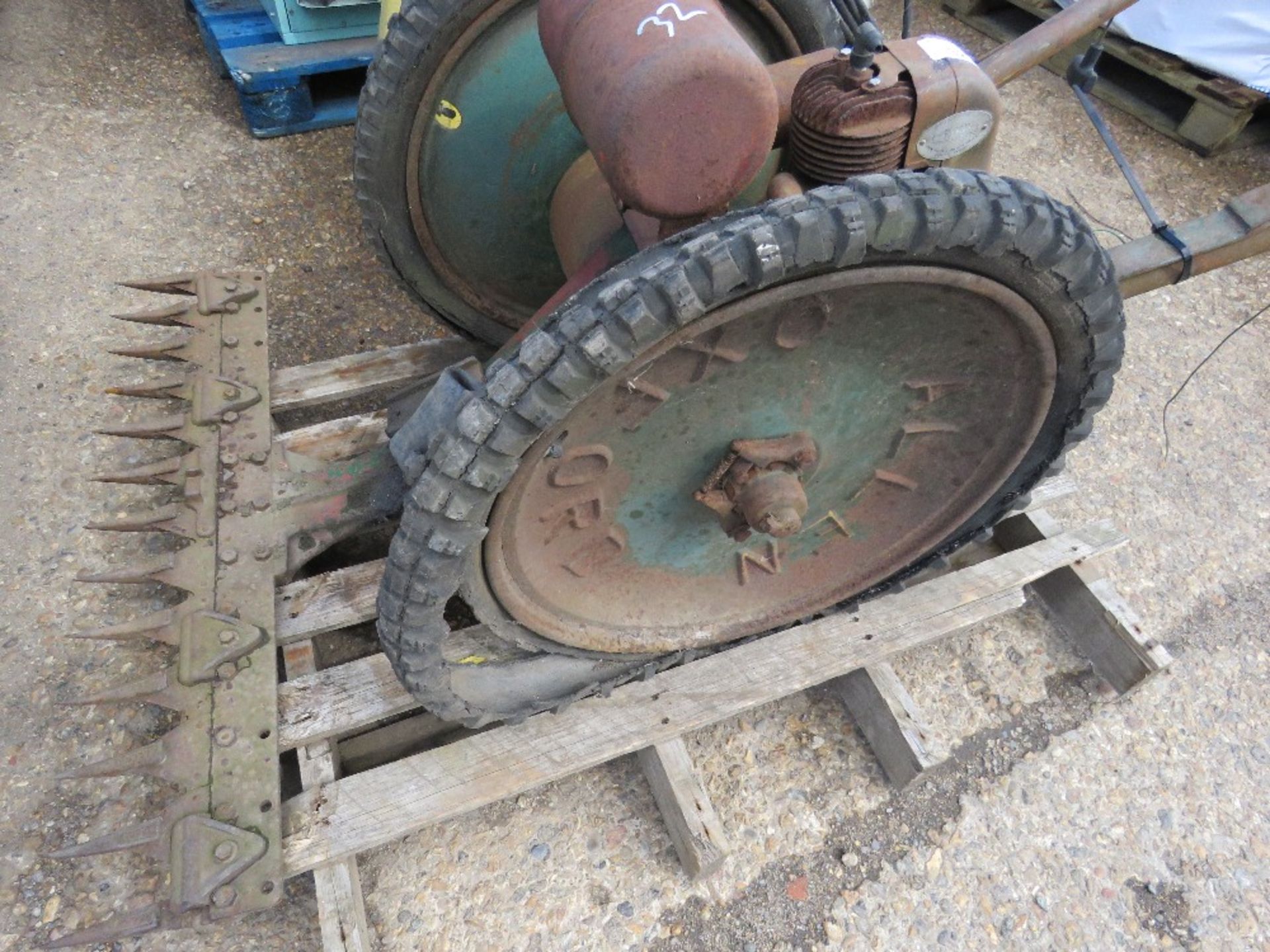 OLD PETROL ENGINED ALLEN TYPE SCYTHE, CONDITION UNKNOWN. - Image 2 of 4