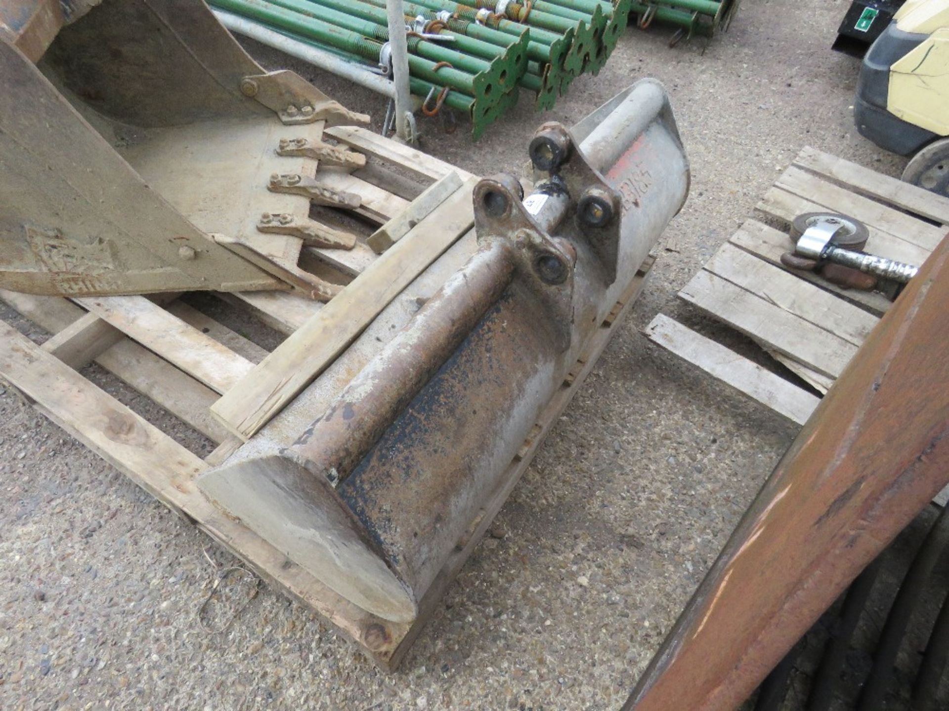 GRADING BUCKET, 4FT WIDE APPROX ON 35MM PINS, SUITABLE FOR KUBOTA KX712 EXCAVATOR. - Image 2 of 2