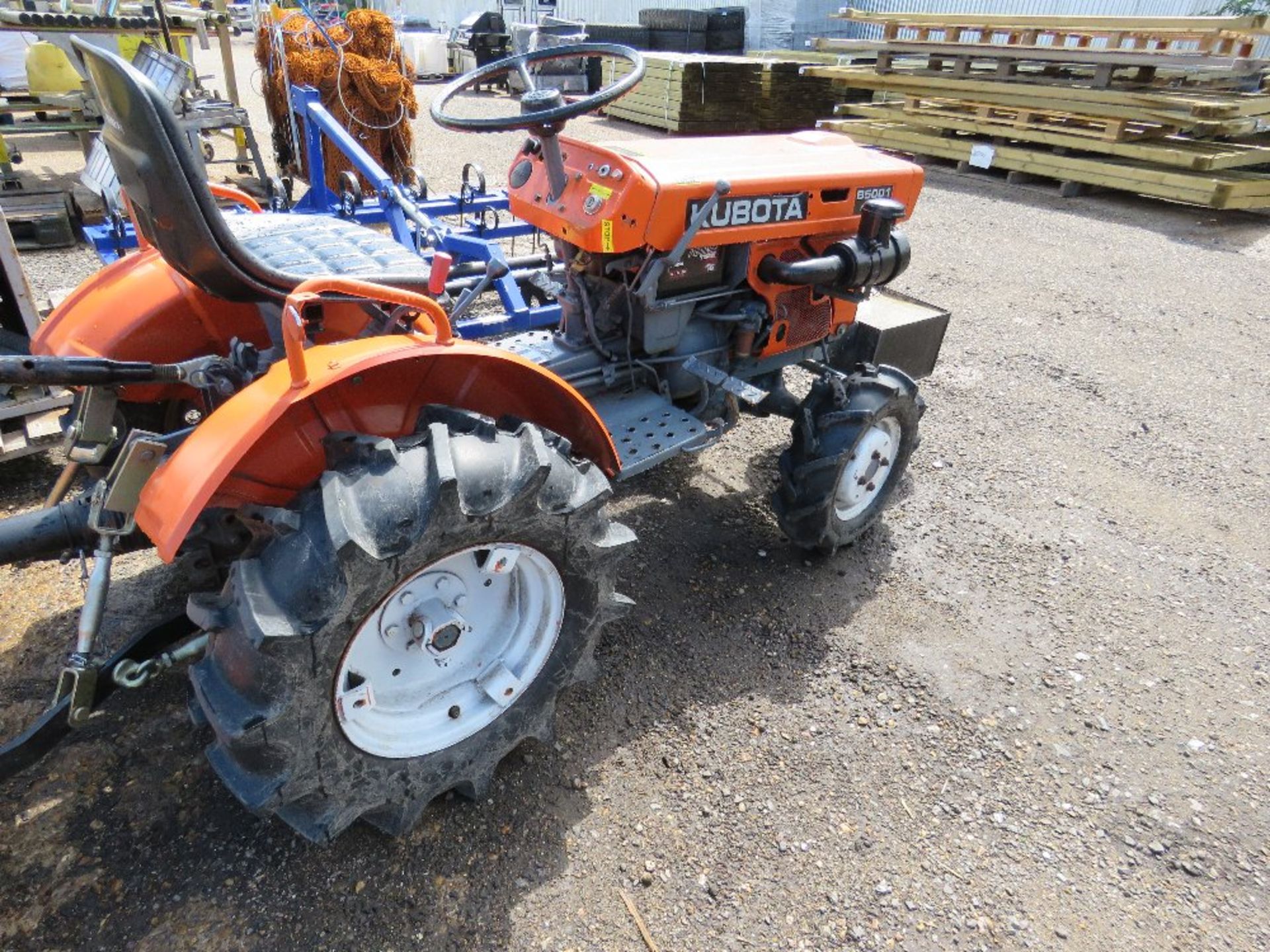 KUBOTA B5001 4WD COMPACT TRACTOR WITH FRONT WEIGHT BOX AND LINK ARMS.