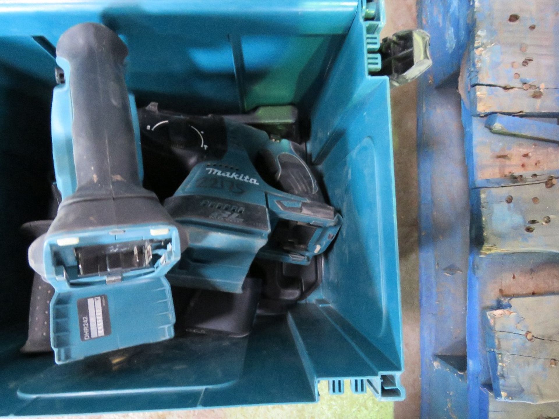 2 X MAKITA DHR242 DRILLS WITH A CHARGER BUT NO BATTERIES. UNTESTED, CONDITION UNKNOWN. - Image 2 of 3