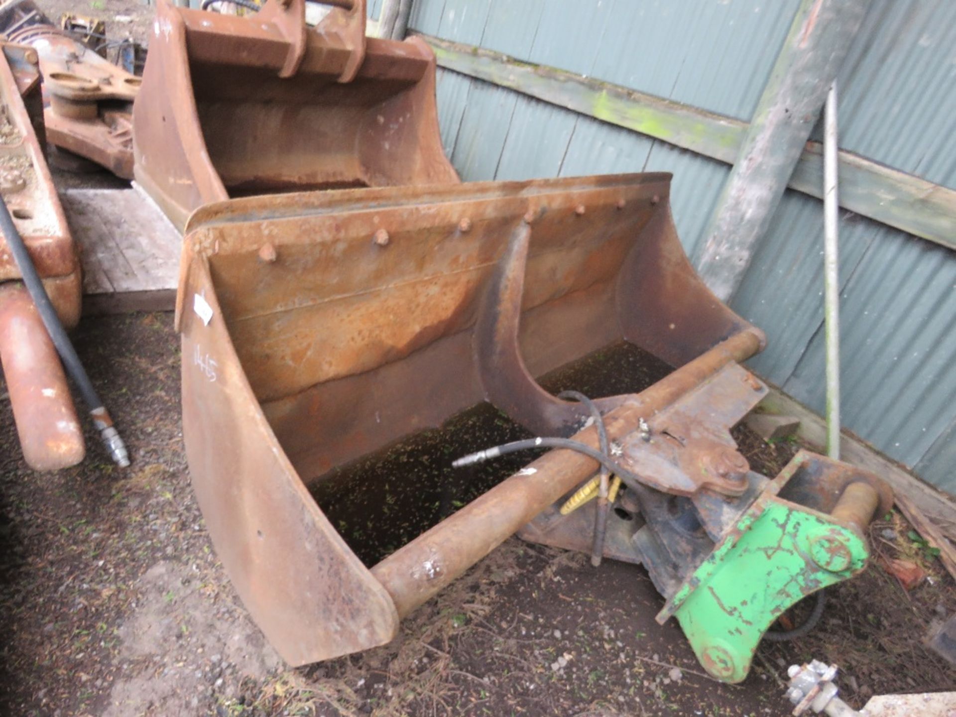 HYDRAULIC ANGLE ADJUSTING/TILTING GRADING BUCKET ON 80MM PINS, 7FT WIDTH APPROXIMATELY. WORKING WHE - Image 4 of 5