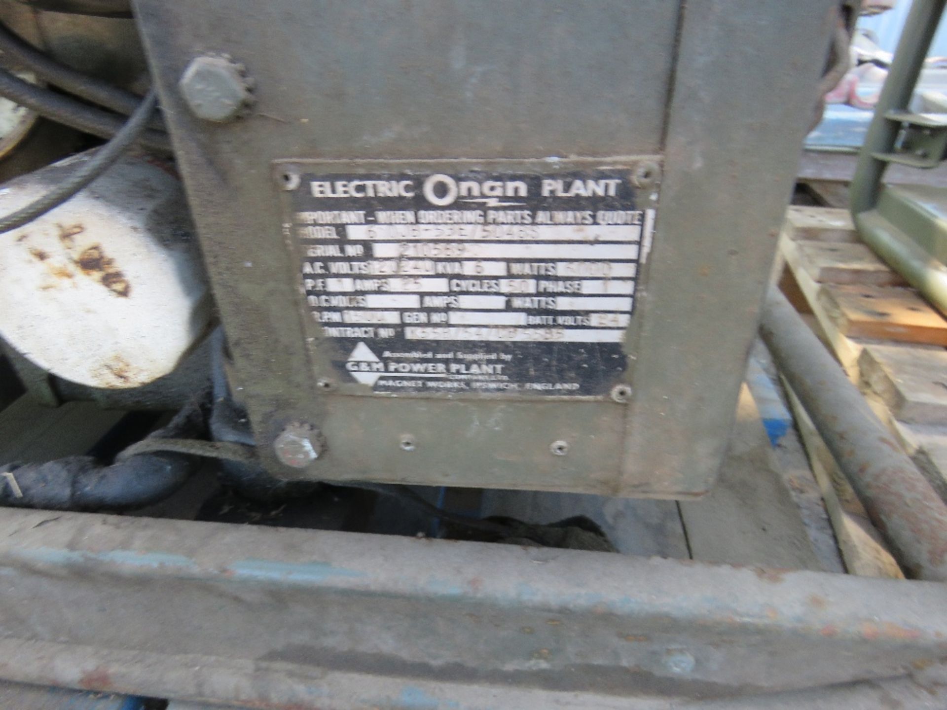 ONAN 6KVA PETROL ENGINED GENERATOR WHEN TESTED WAS SEEN TO RUN AND MAKE POWER, NEEDS BATTERY - Image 5 of 5