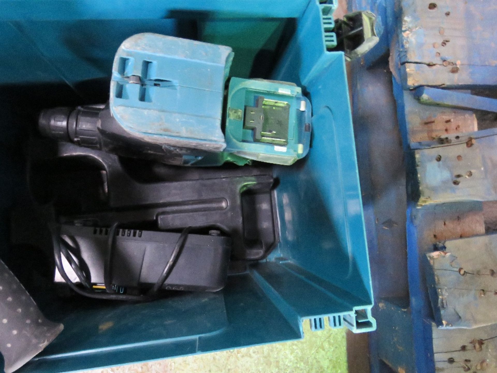 2 X MAKITA DHR242 DRILLS WITH A CHARGER BUT NO BATTERIES. UNTESTED, CONDITION UNKNOWN. - Image 3 of 3