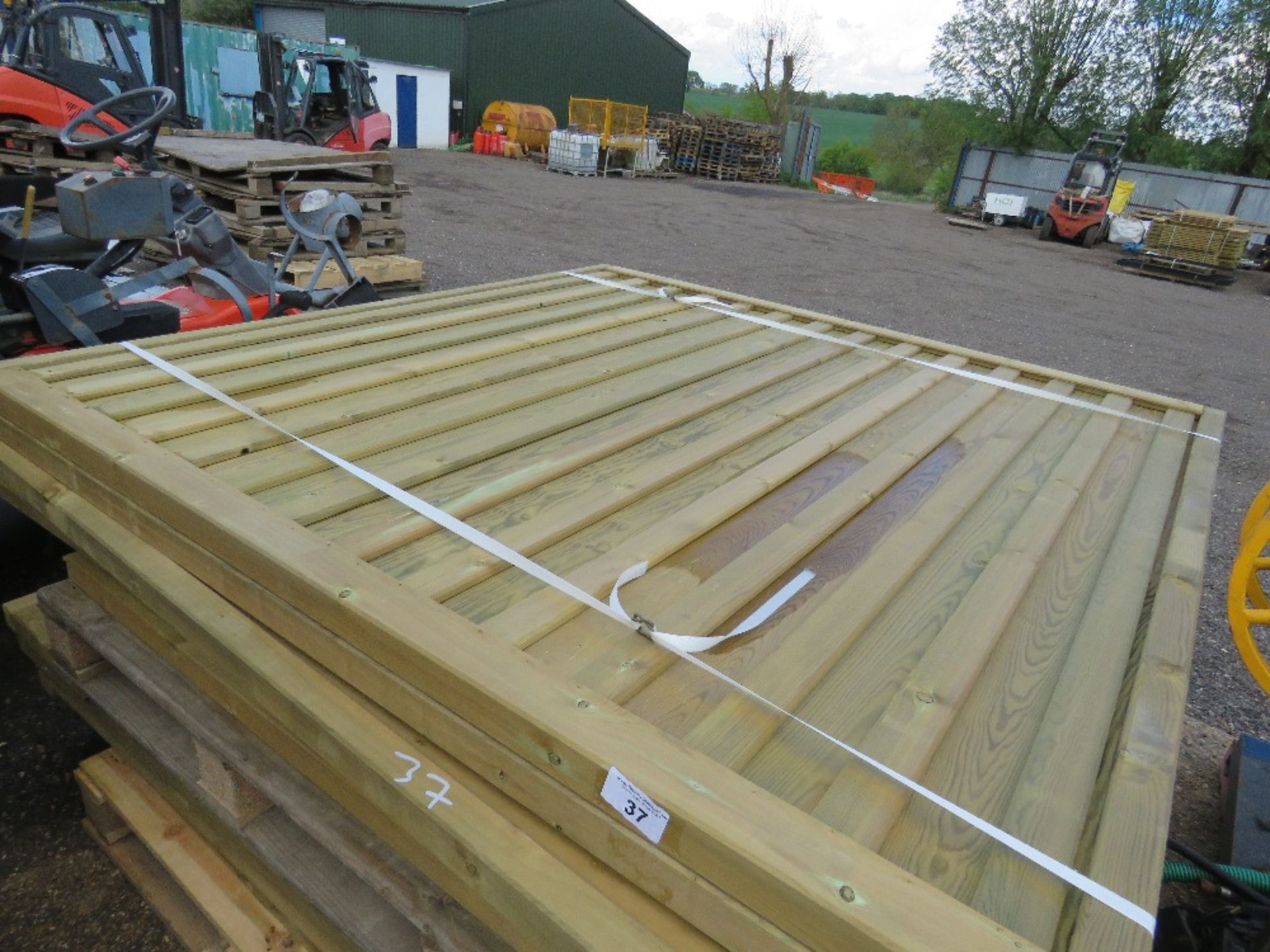 2 X LARGE PALLETS OF ASSORTED WOODEN FENCING PANELS. - Image 3 of 4