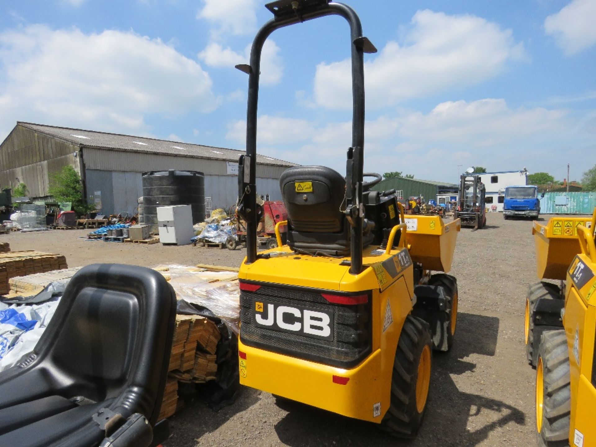 JCB 1T-1 HIGH TIP ONE TONNE DUMPER, YEAR 2018 BUILD. 265.9 RECORDED HOURS, KEY AND CERTIFICATE OF - Image 3 of 10