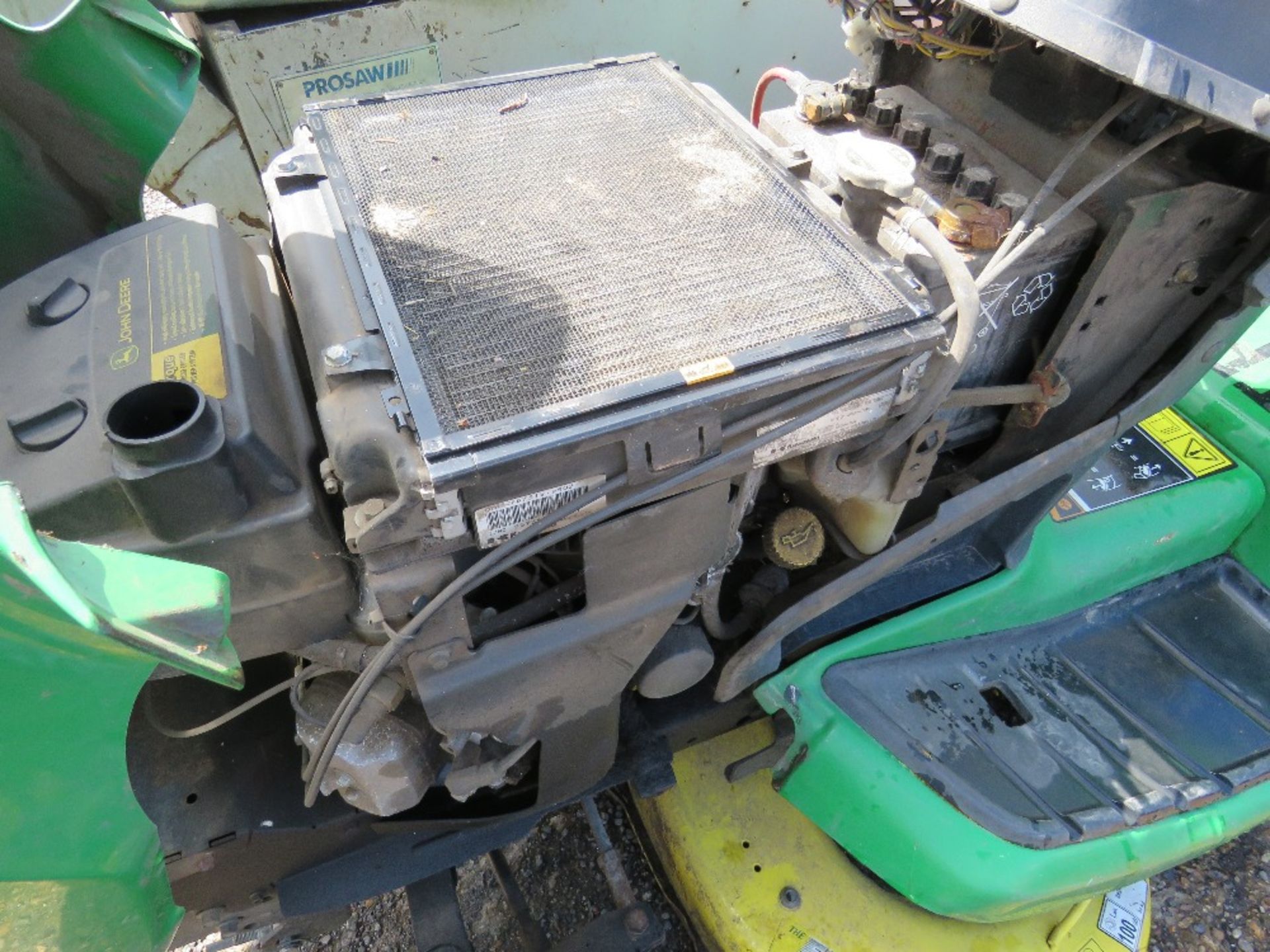 JOHN DEERE X540 PROFESSIONAL RIDE ON MOWER, PREVIOUS COUNCIL USEAGE. STRAIGHT FROM STORAGE, NO KEY - Image 4 of 6