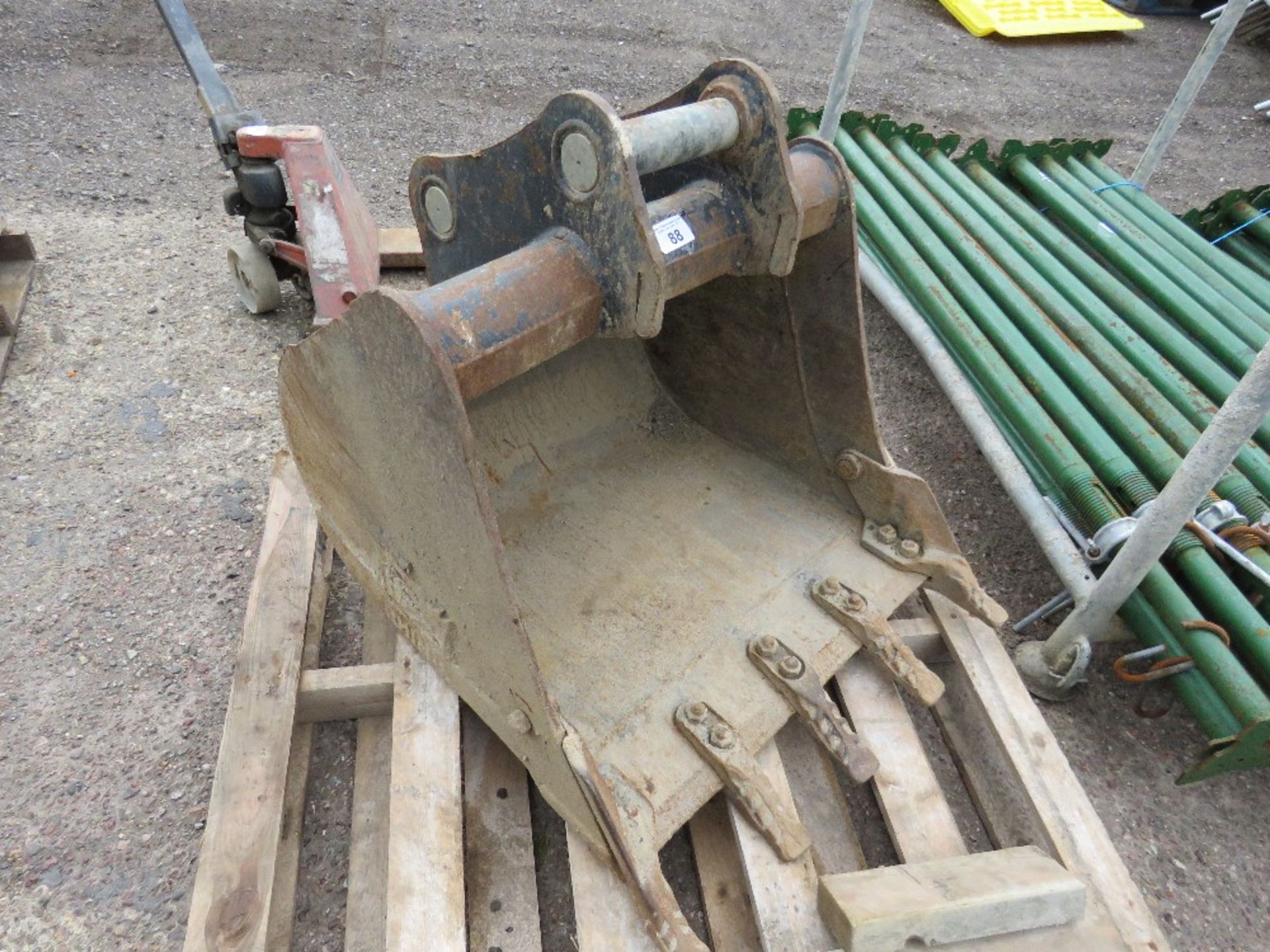 RHINO DIGGING BUCKET ON 60MM PINS, 2FT6" APPROX, FOR KUBOTA KX080 EXCAVATOR OR SIMILAR.