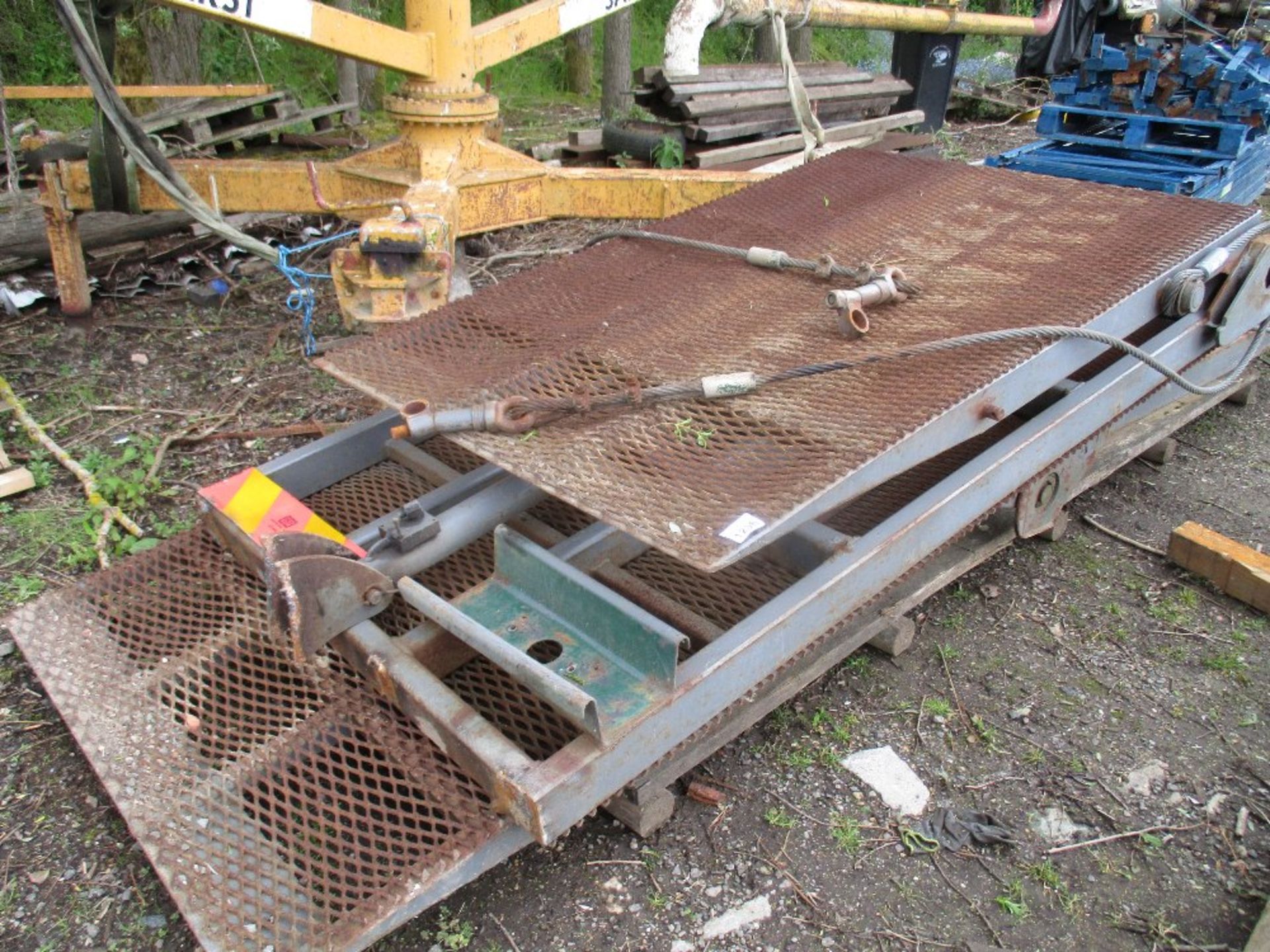 HEAVY DUTY BEAVERTAIL LORRY RAMP ASSEMBLY WITH RAMS AND PUMP AS SHOWN. FLIP TOE TYPE.