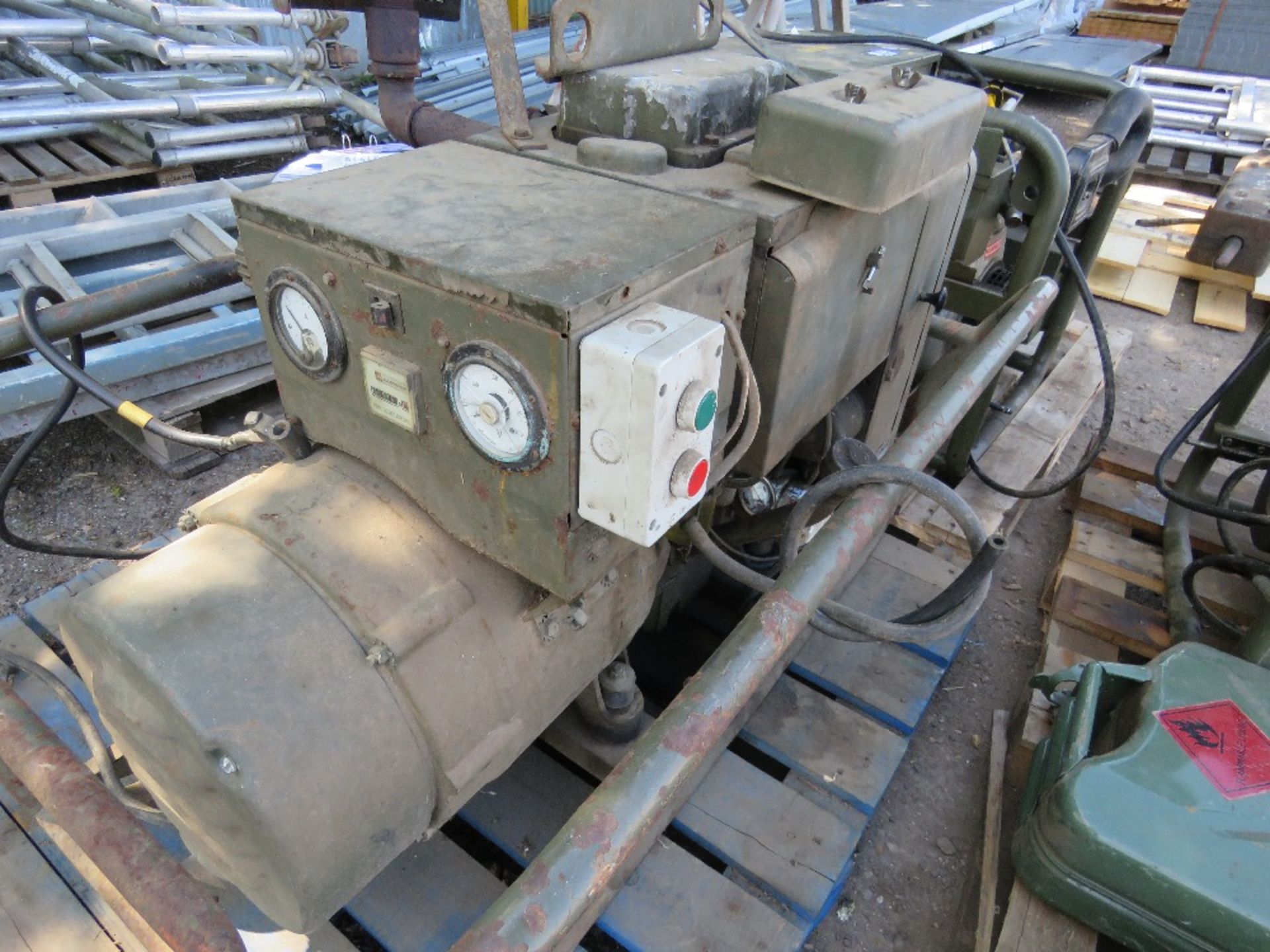 ONAN 6KVA PETROL ENGINED GENERATOR WHEN TESTED WAS SEEN TO RUN AND MAKE POWER, NEEDS BATTERY - Image 4 of 5