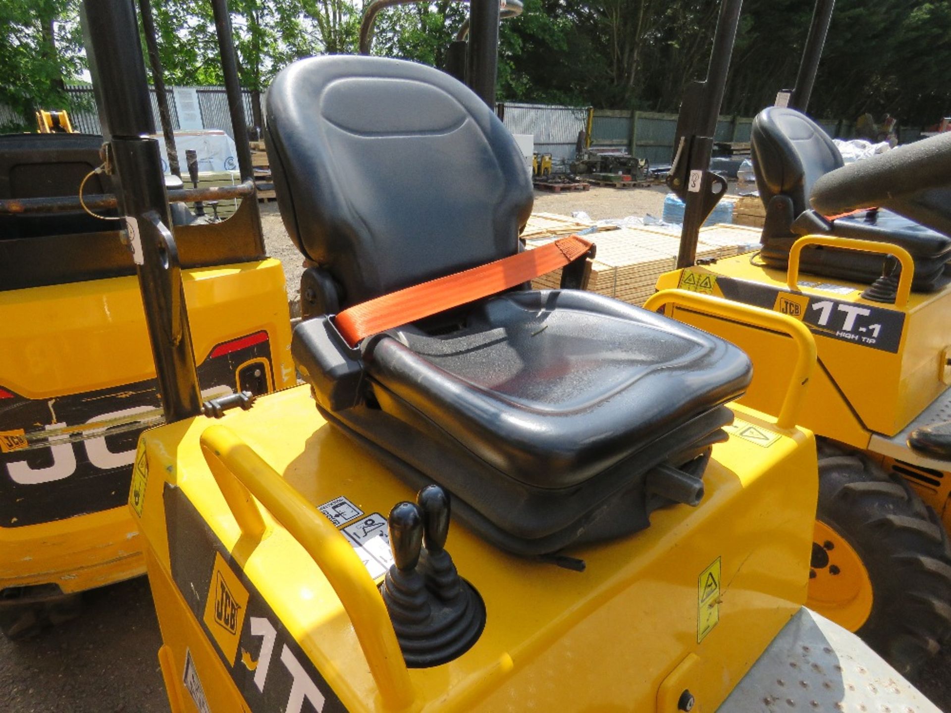 JCB 1T-1 HIGH TIP ONE TONNE DUMPER, YEAR 2018 BUILD. 112.2 RECORDED HOURS, KEY AND CERTIFICATE OF - Image 7 of 13