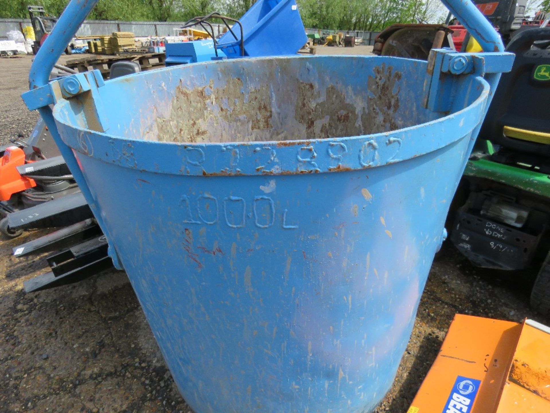 CONCRETE CRANE BUCKET, 1000LITRE CAPACITY. DIRECT FROM LOCAL COMPANY AS PART OF THEIR FLEET RENEWAL - Image 3 of 3