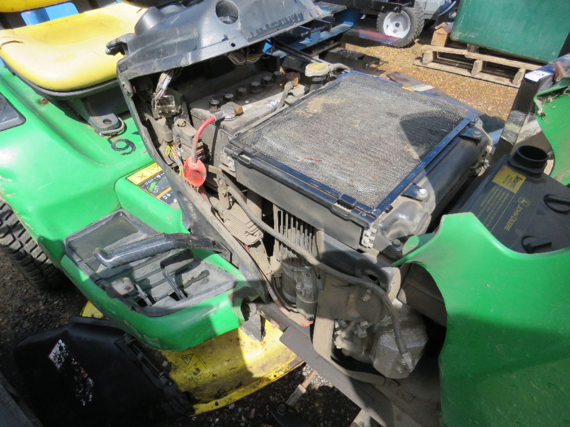 JOHN DEERE X540 PROFESSIONAL RIDE ON MOWER, PREVIOUS COUNCIL USEAGE. STRAIGHT FROM STORAGE, NO KEY - Image 5 of 6