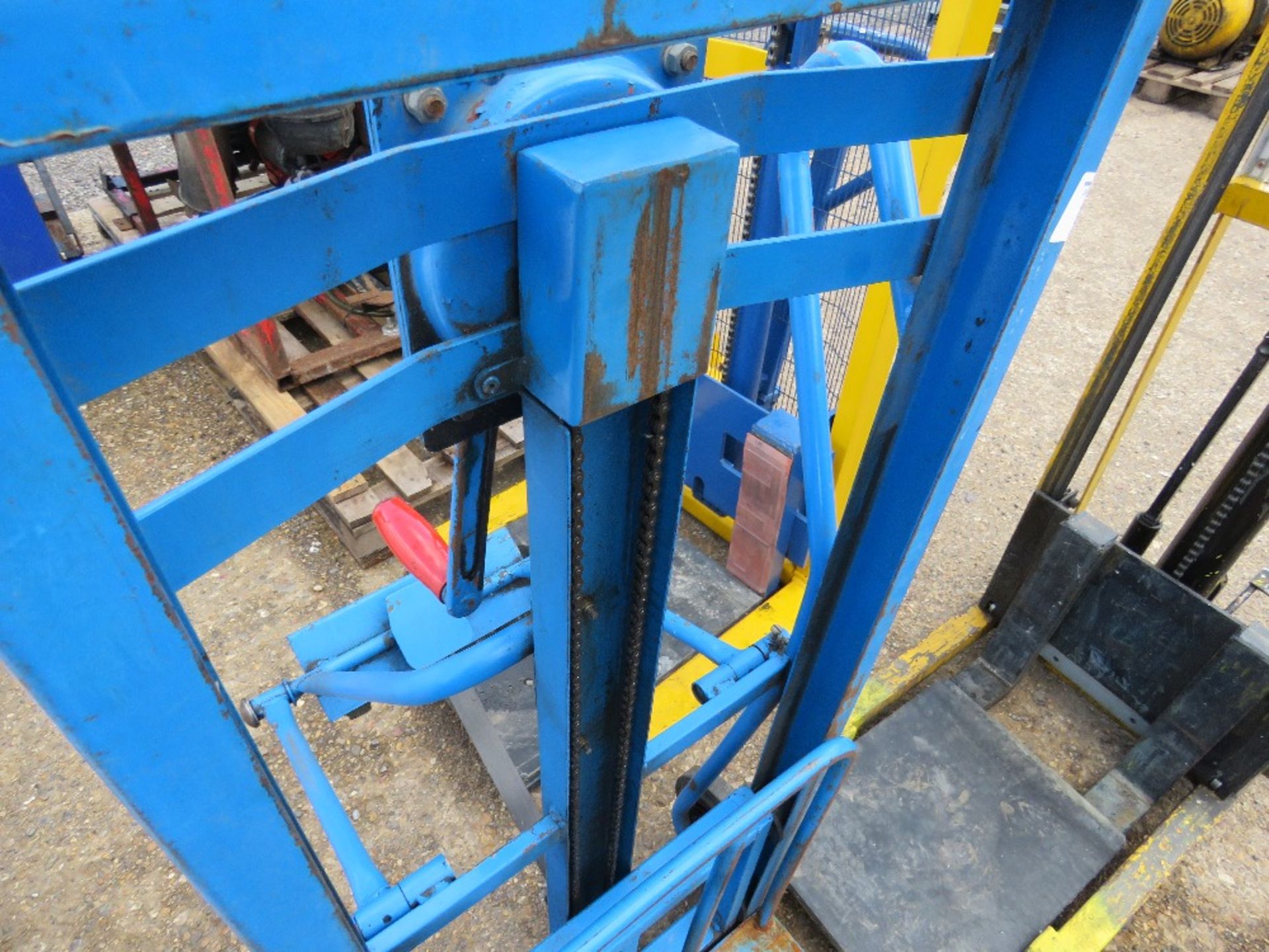 BLUE CHAIN LIFT HAND OPERATED MATERIAL LIFT AND SHIFT UNIT. WHEN TESTED WAS SEEN TO LIFT AND LOWER. - Image 2 of 4