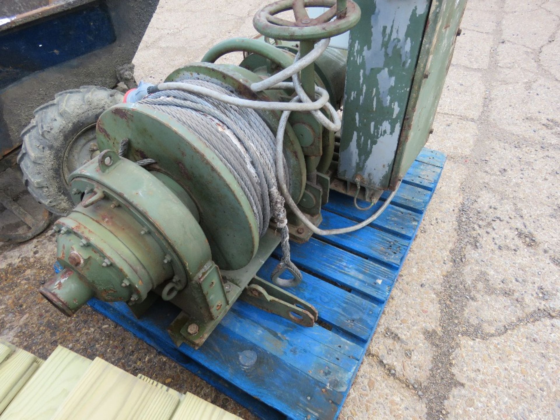 HEAVY DUTY 3 PHASE POWERED BOAT YARD WINCH, WORKING WHEN REMOVED. - Image 2 of 5