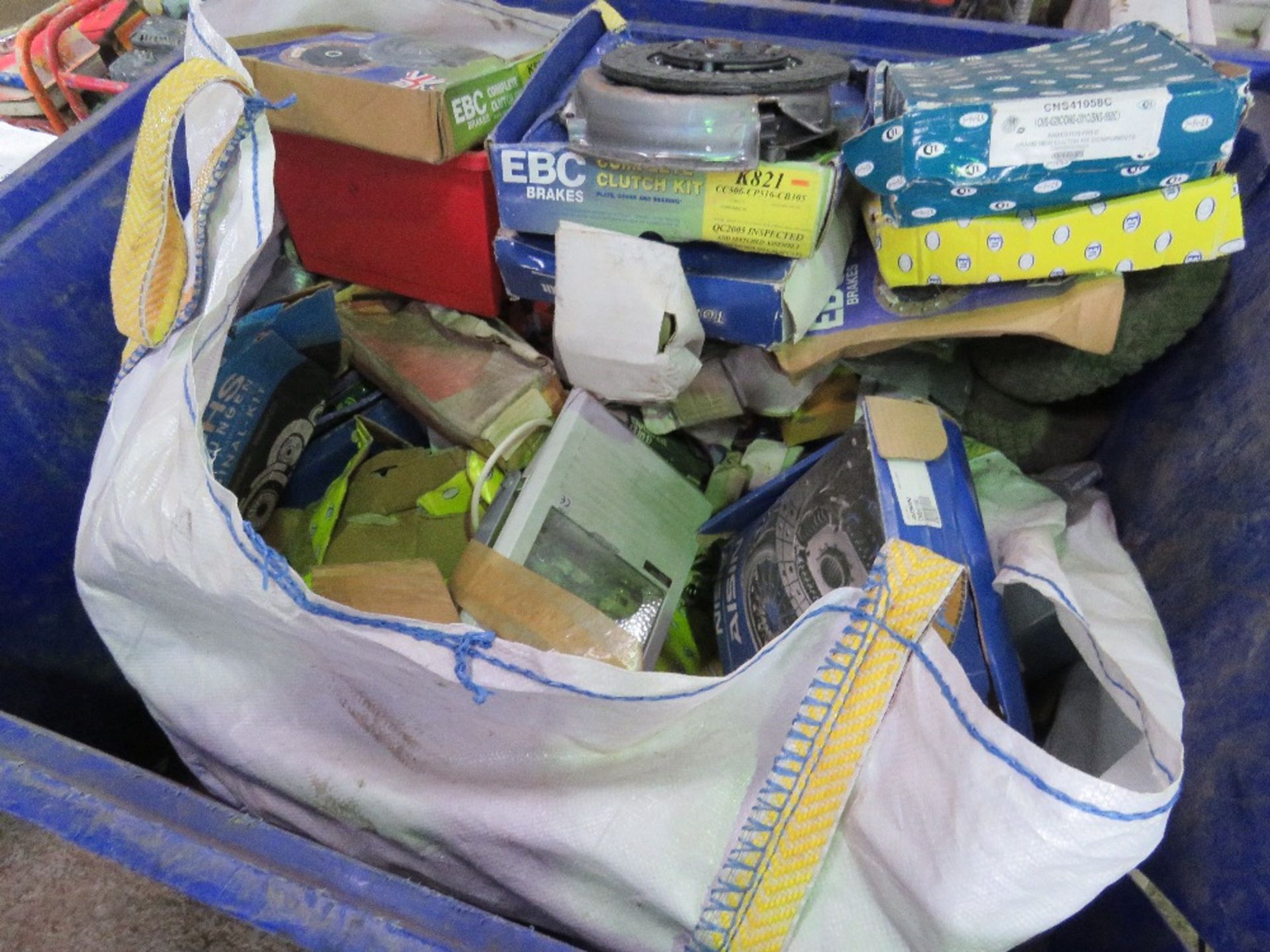 STILLAGE OF COMMERCIAL VEHICLE CLEARANCE ITEMS. - Image 2 of 6