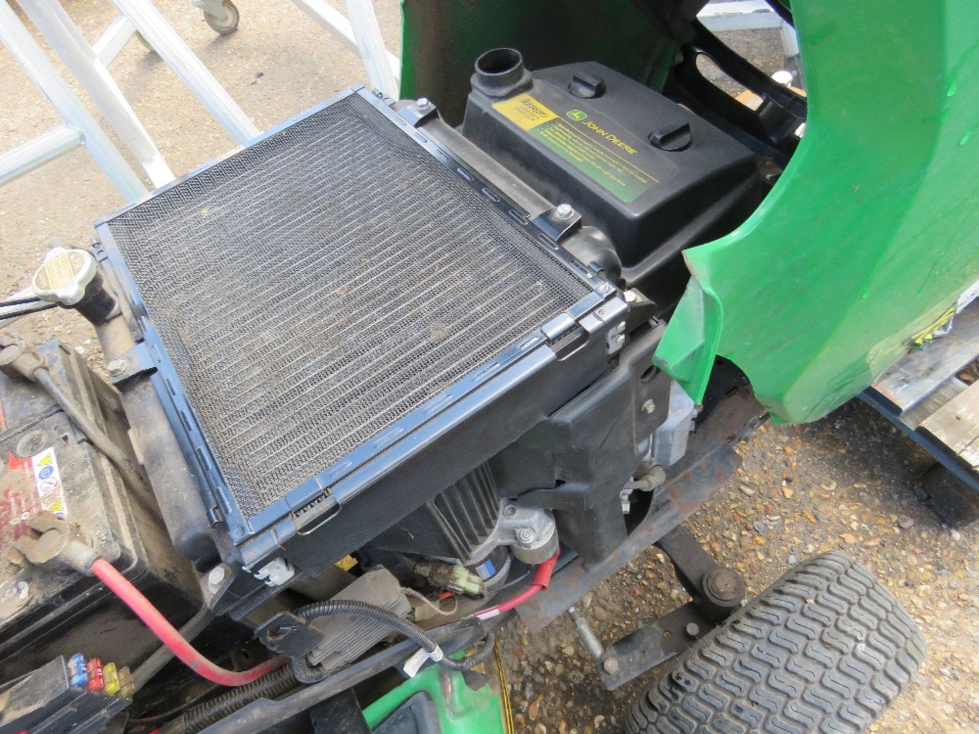 JOHN DEERE 540 RIDE ON PROFESSIONAL MOWER, PREVIOUS COUNCIL USEAGE. NO VAT ON HAMMER PRICE. STRAIGH - Image 4 of 5