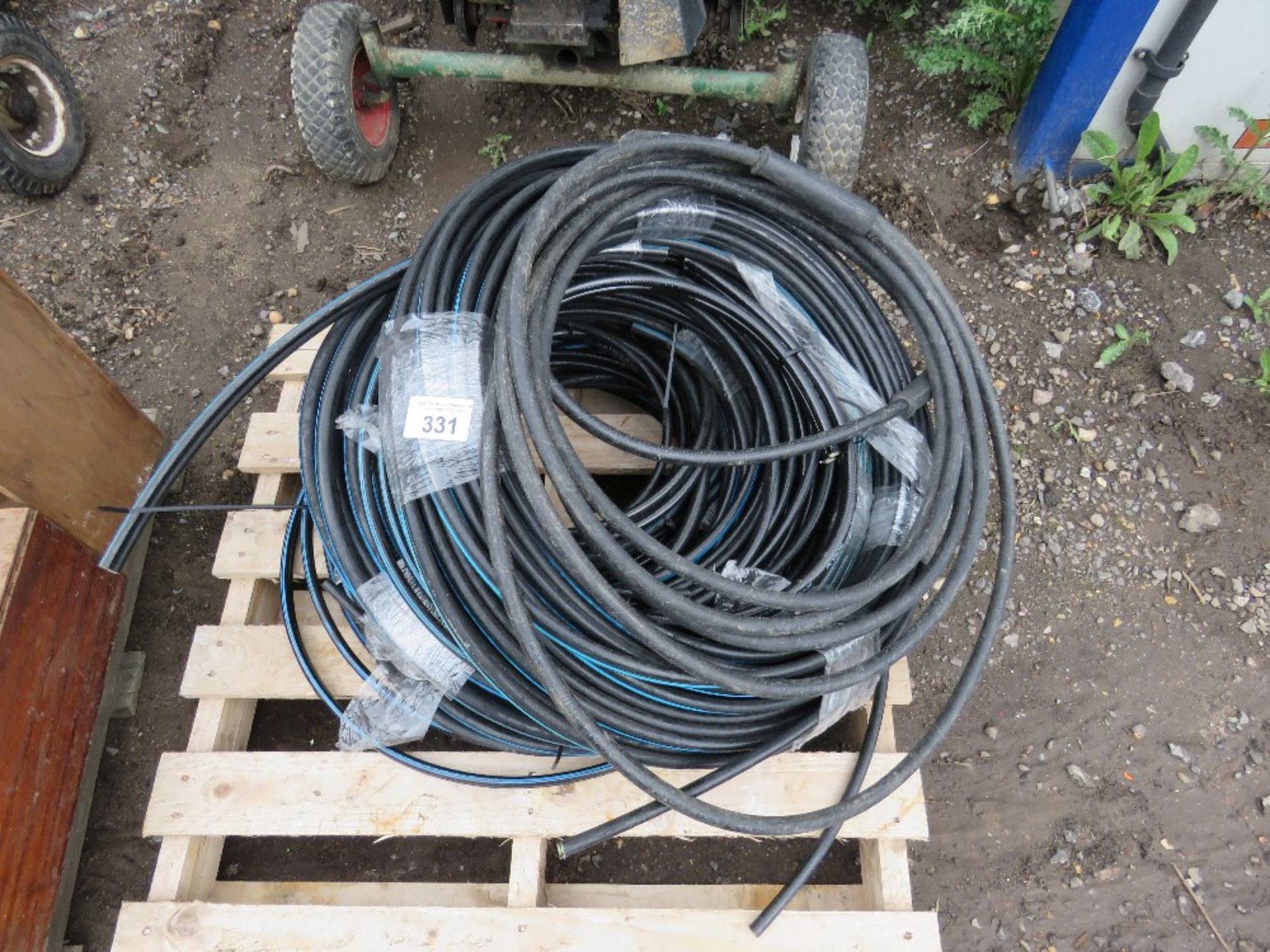 PALLET OF SHOTGUN TYPE TWIN HYDRAULIC HOSE AND SOME SINGLE HOSE.