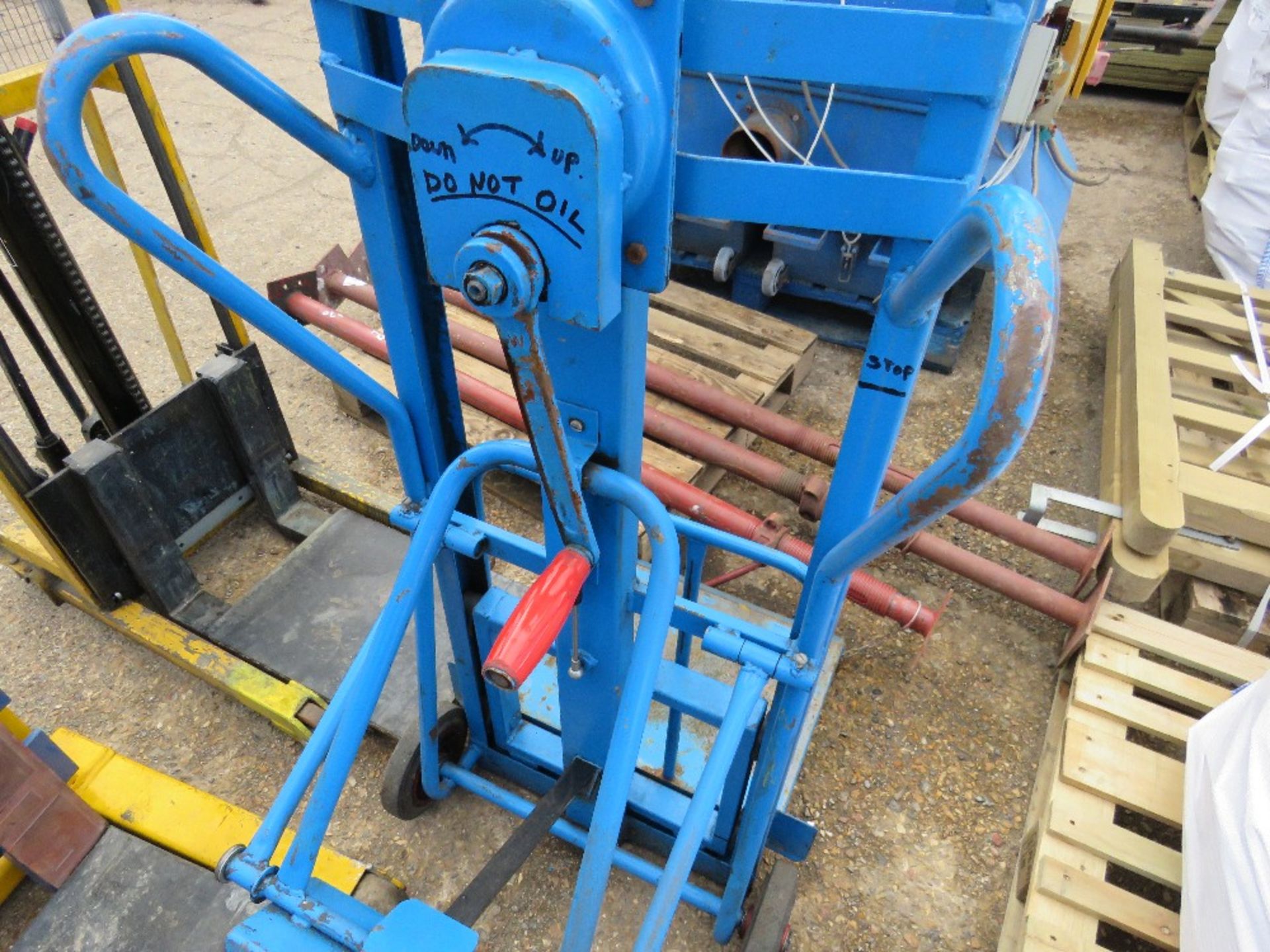 BLUE CHAIN LIFT HAND OPERATED MATERIAL LIFT AND SHIFT UNIT. WHEN TESTED WAS SEEN TO LIFT AND LOWER. - Image 3 of 4