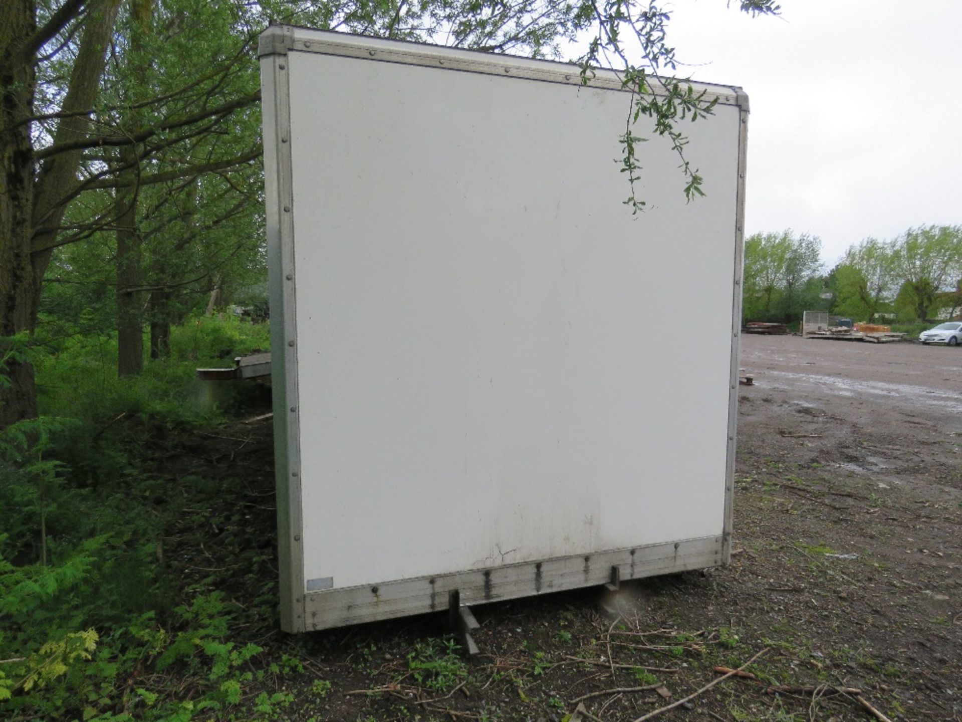 BOX BODY FROM 7.5TONNE LORRY, 20FT LENGTH WITH REAR ROLLER SHUTTER. RECENTLY REMOVED. - Image 6 of 6