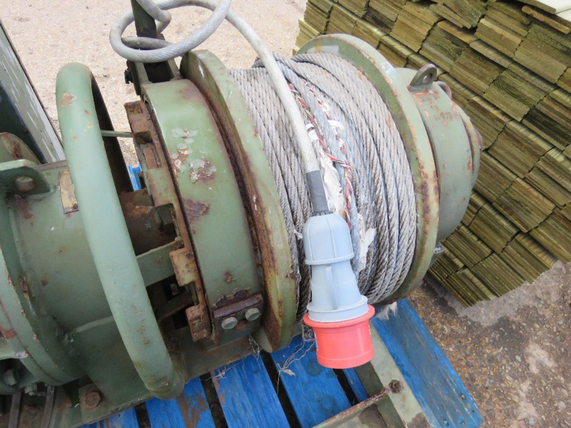 HEAVY DUTY 3 PHASE POWERED BOAT YARD WINCH, WORKING WHEN REMOVED. - Image 4 of 5