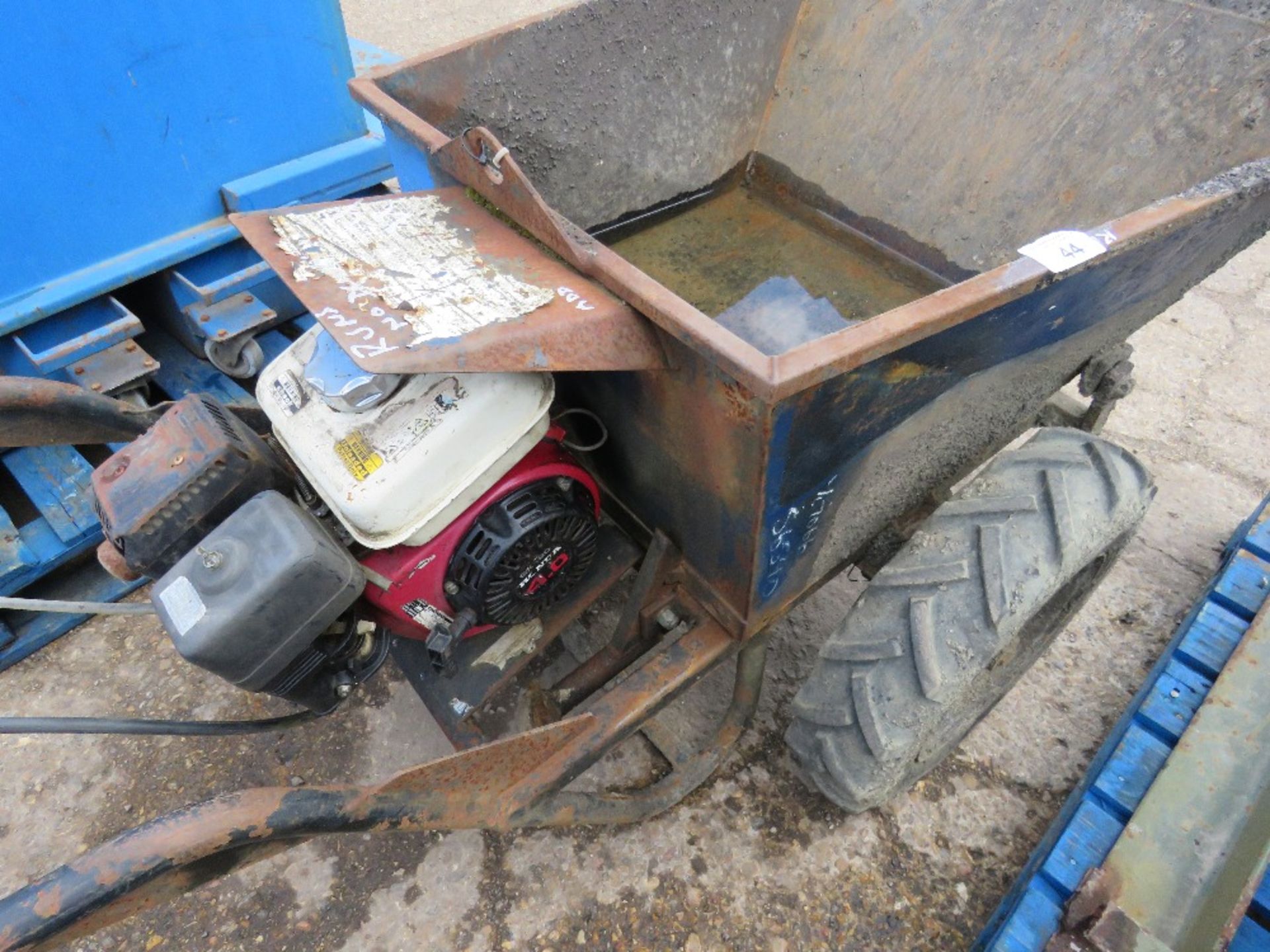 PETROL ENGINED POWER BARROW. WHEN TESTED WAS SEEN TO RUN BUT DRIVE WAS NOT ENGAGING?? - Image 2 of 3