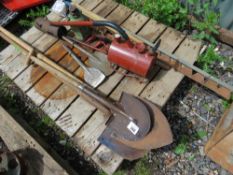 PALLET CONTAINING ASSORTED GARDEN TOOLS, SHOVELS, POWER SCYTHE, FLAME GUNE ETC... NO VAT ON HAMMER P