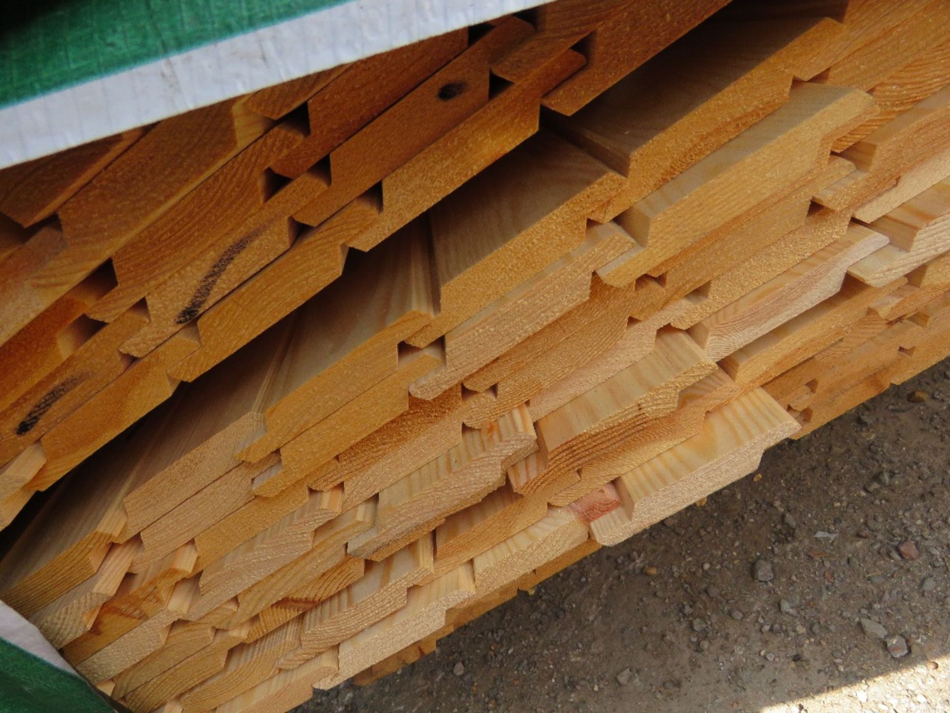 PACK OF SHIPLAP UNTREATED TIMBER 9.5CM WIDE, 1.45M LENGTH APPROX. - Image 2 of 5