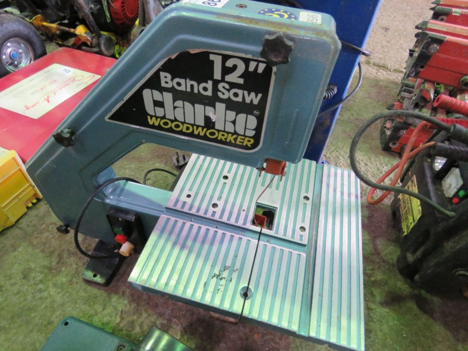 SMALL SIZED HOBBY BANDSAW, 240VOLT POWERED. UNTESTED, CONDITION UNKNOWN.