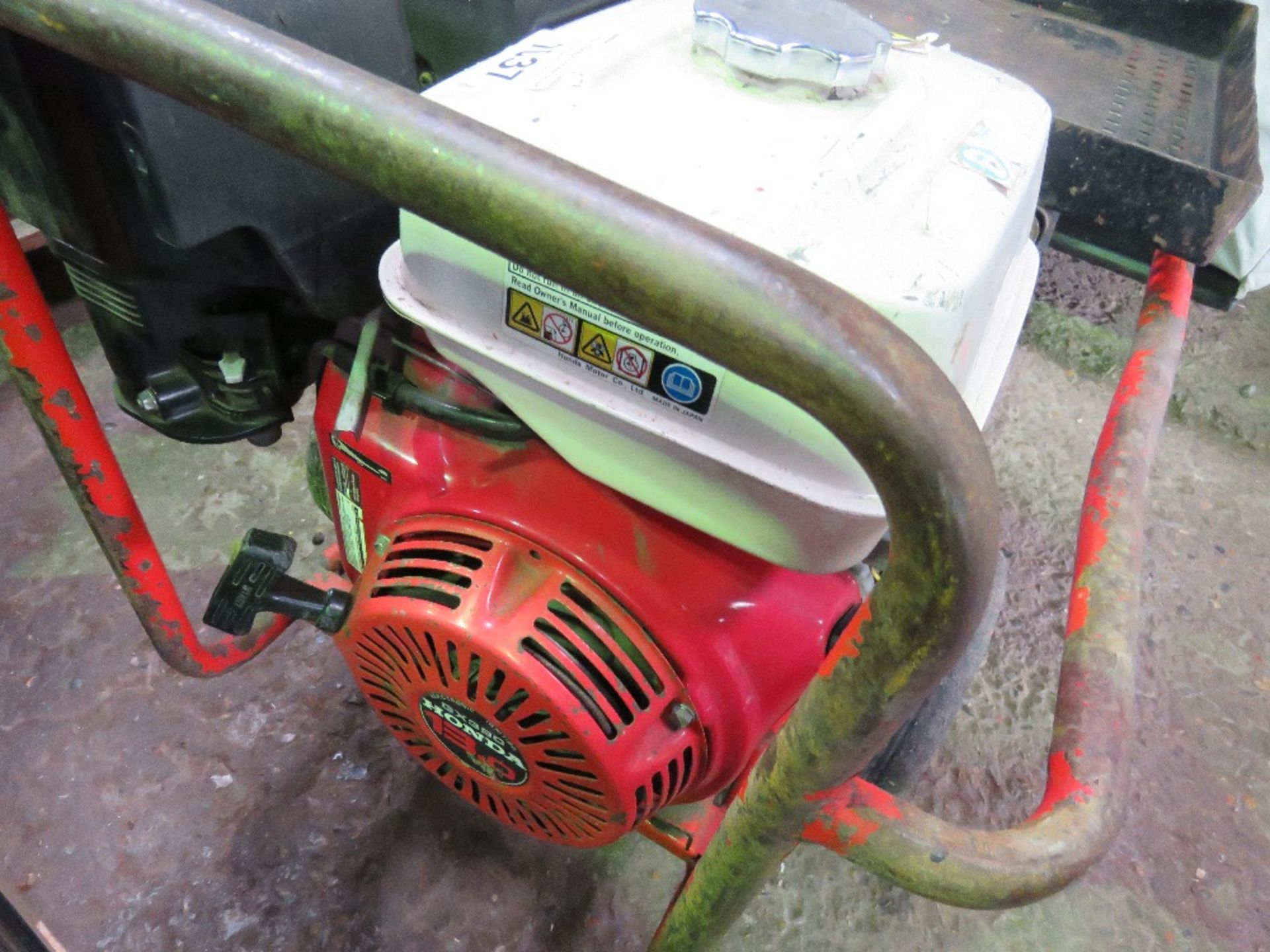 HONDA ENGINED WELDER GENERATOR. WHNE TESTED WAS SEEN TO RUN, OUTPUT UNTESTED. - Image 3 of 4