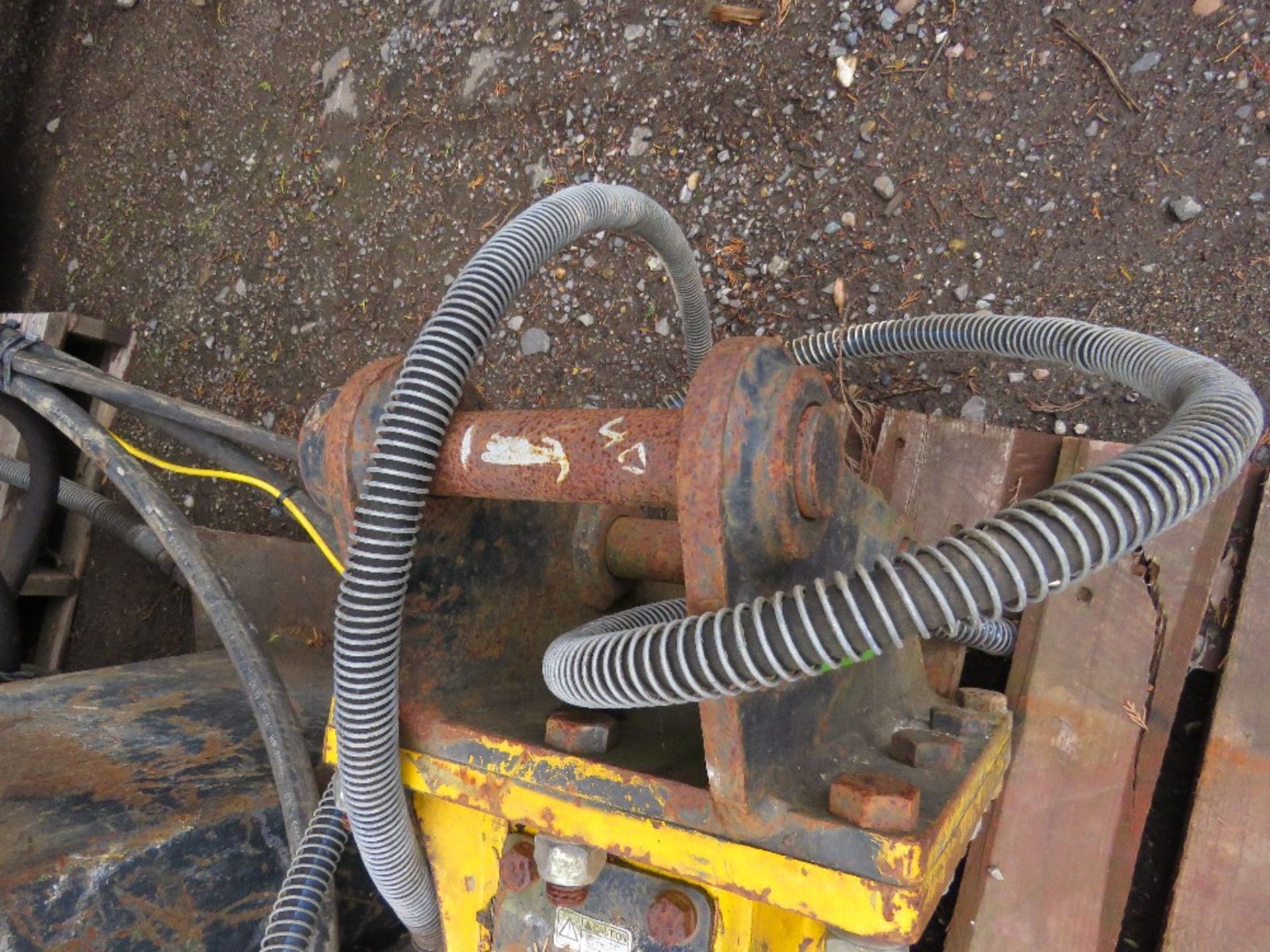 OKTEC EXCAVATOR BREAKER ON 40MM PINS. DIRECT EX COMPANY DUE TO REORGANISATION. - Image 3 of 4