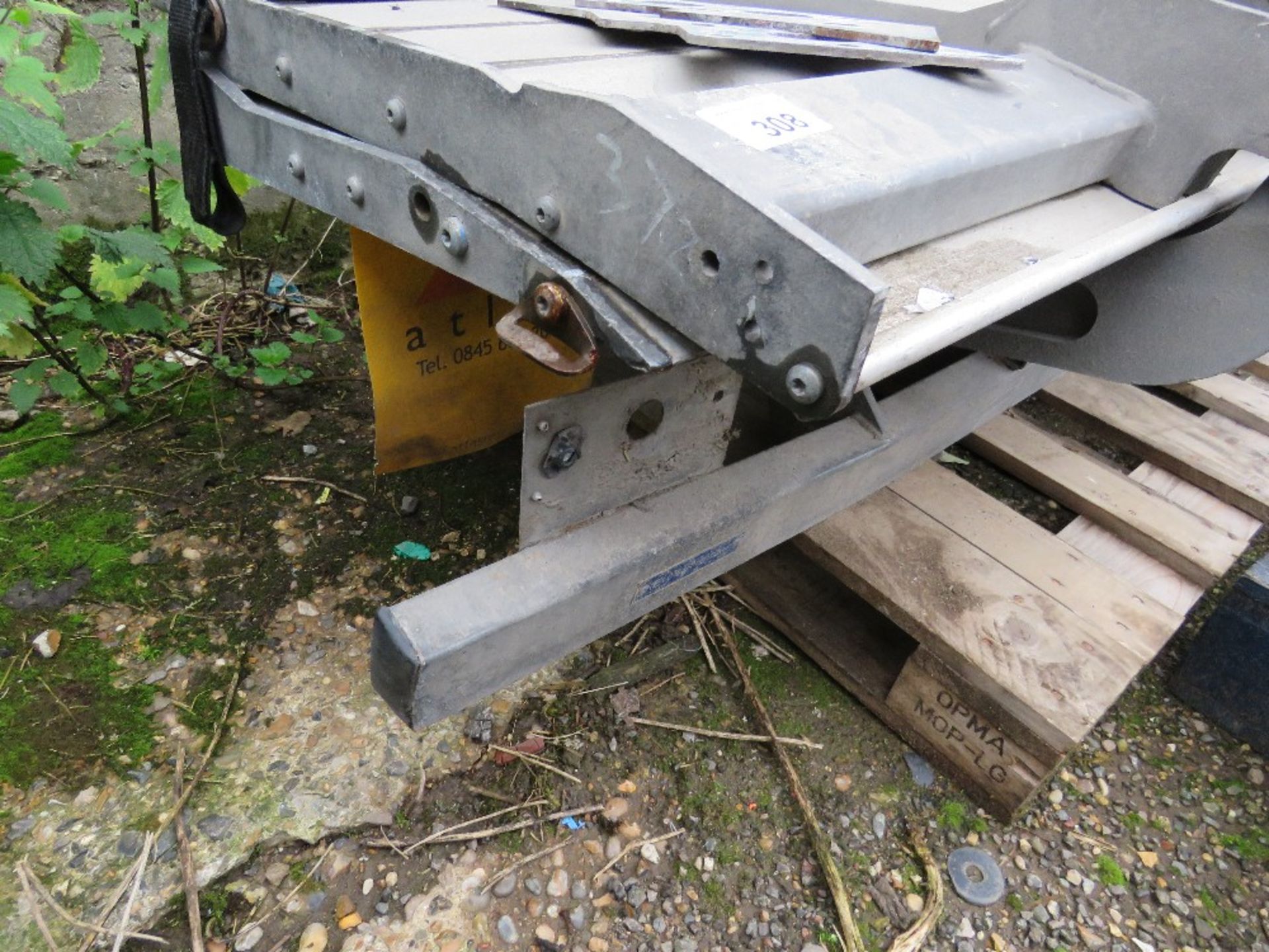 DEL UNDERSLUNG TAIL LIFT ASSEMBLY, RECENTLY REMOVED FROM 7.5TONNE LORRY. - Image 4 of 4