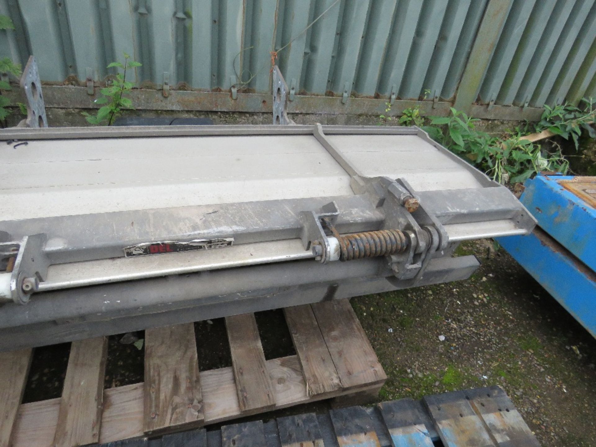 DEL UNDERSLUNG TAIL LIFT ASSEMBLY, RECENTLY REMOVED FROM 7.5TONNE LORRY. - Image 2 of 4