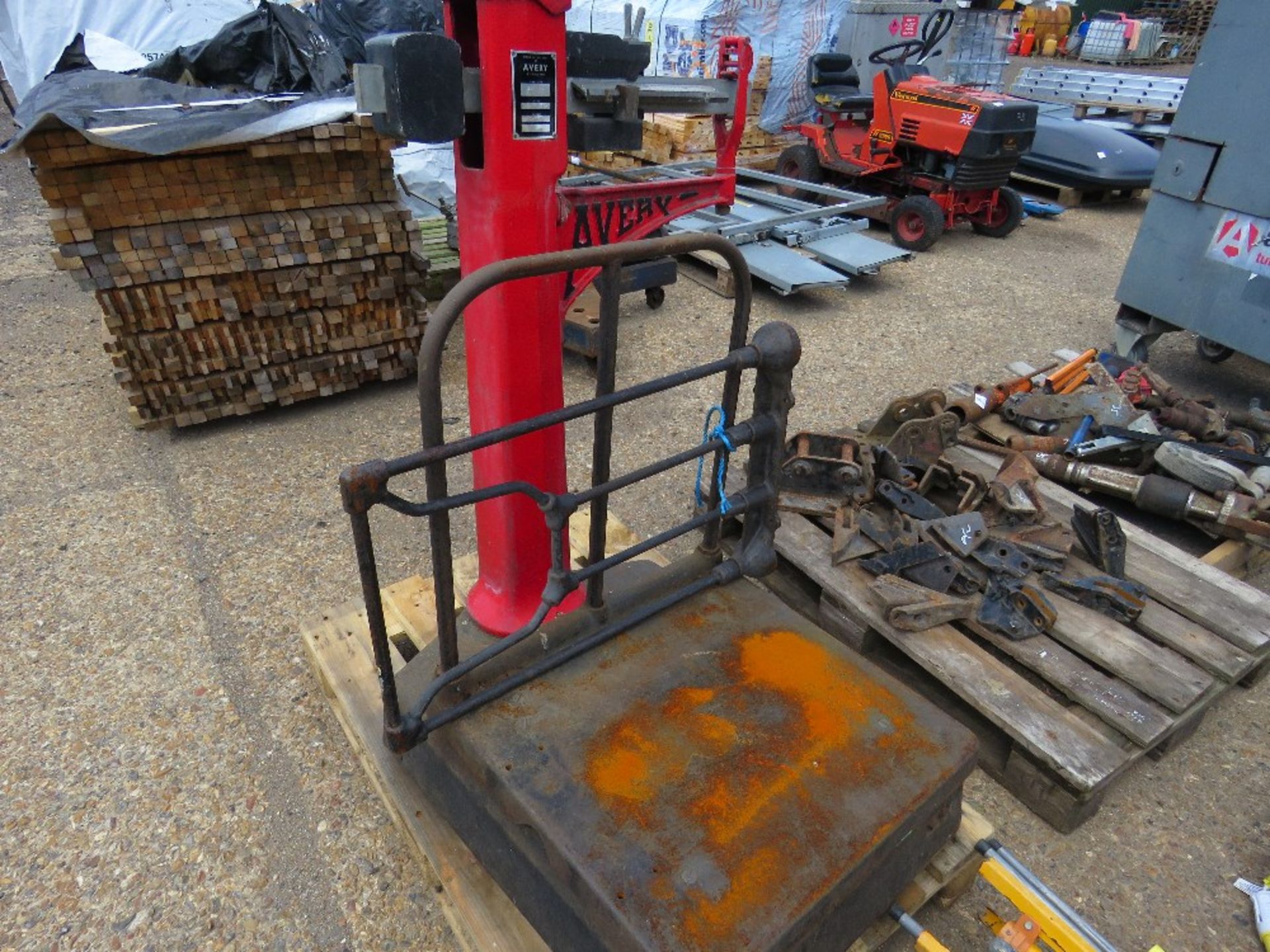 SET OF AVERY PLATFORM SCALES, SOURCED FROM COMPANY LIQUIDATION. - Image 2 of 2