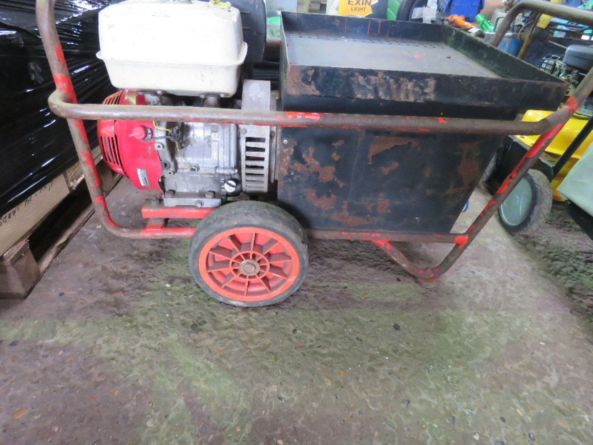 HONDA ENGINED WELDER GENERATOR. WHNE TESTED WAS SEEN TO RUN, OUTPUT UNTESTED.