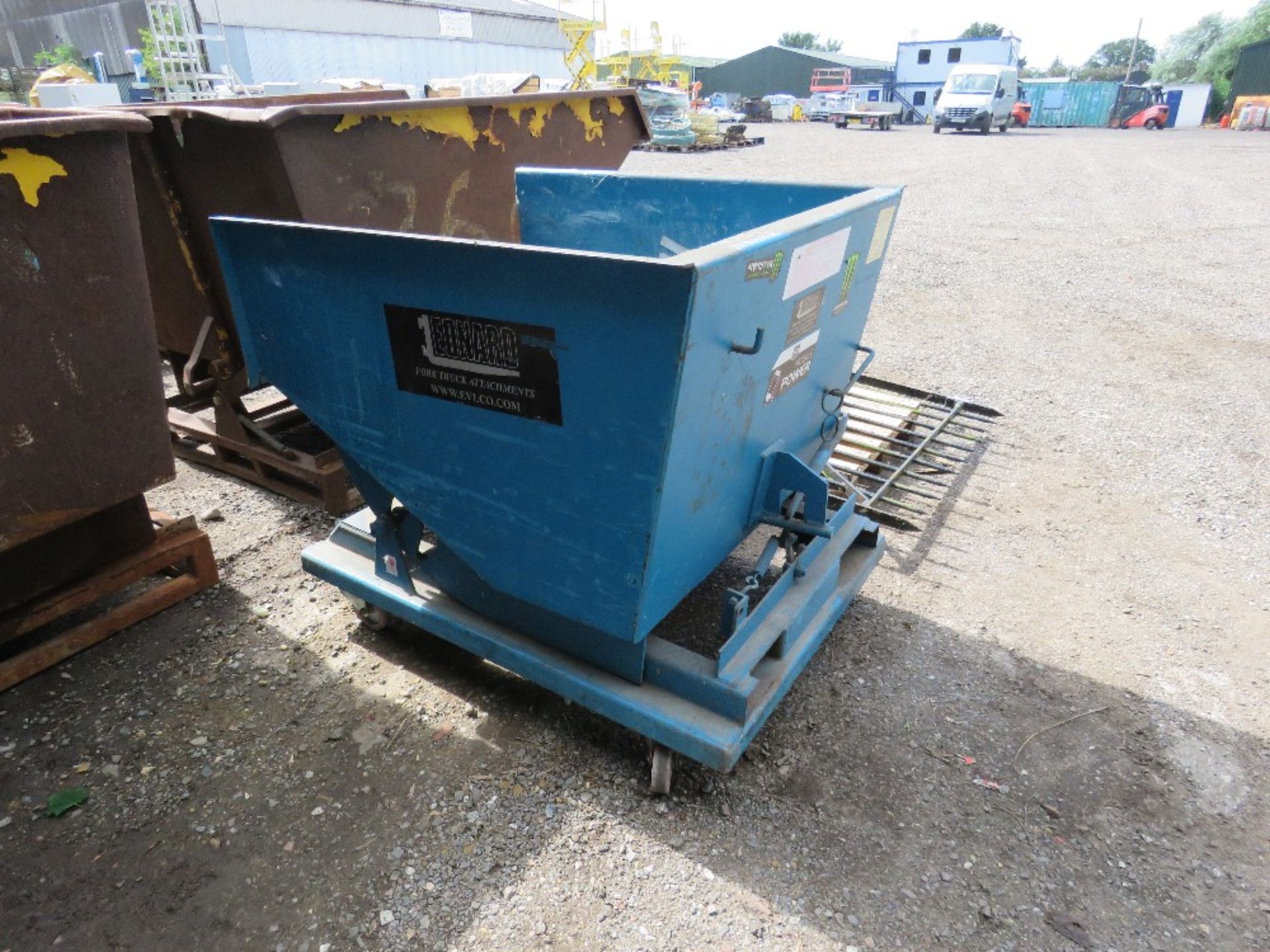 BLUE TIPPING SKIP ON WHEELS. - Image 3 of 4