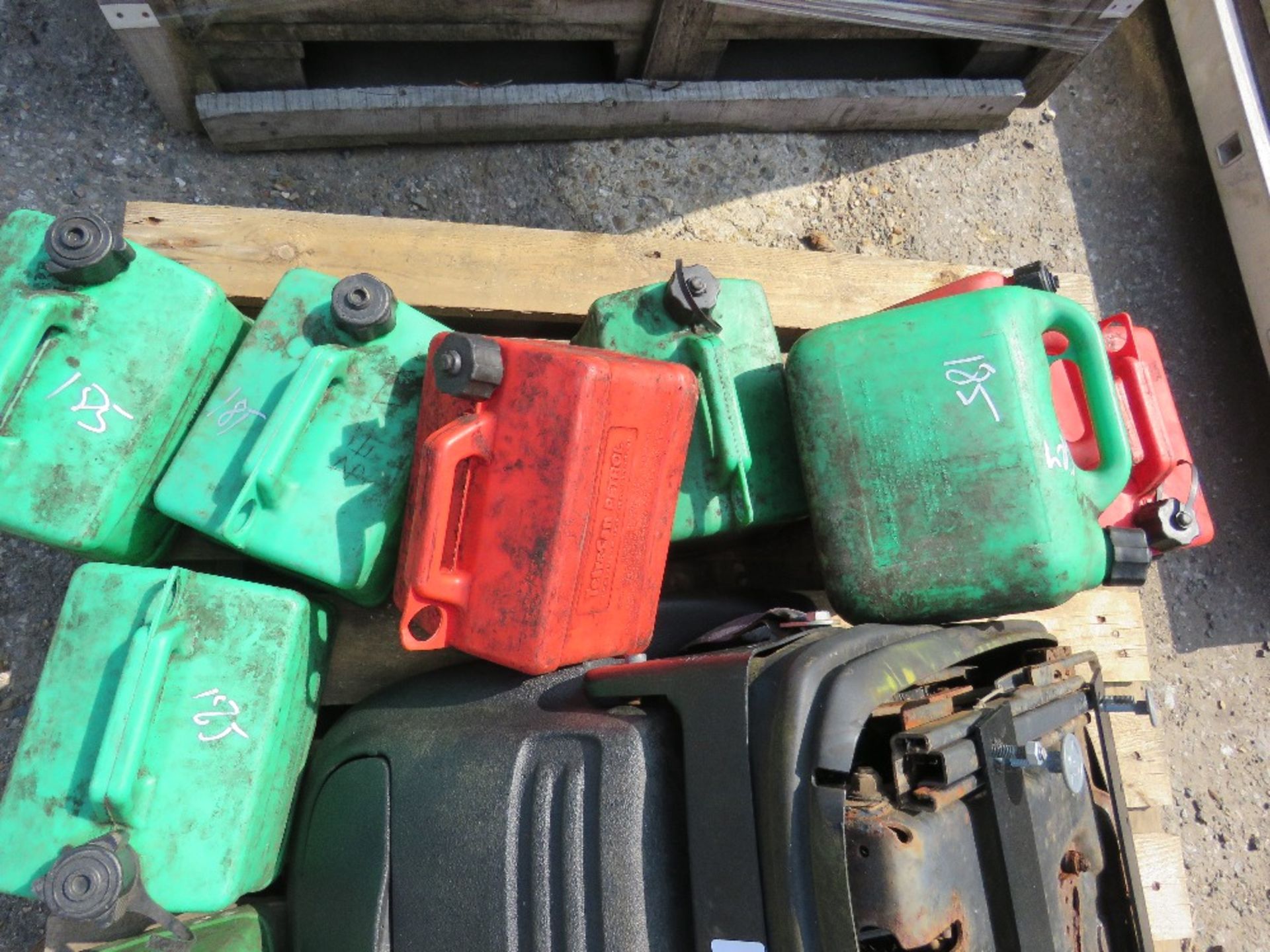 MACHINE SEAT PLUS FUEL CANS. - Image 3 of 5