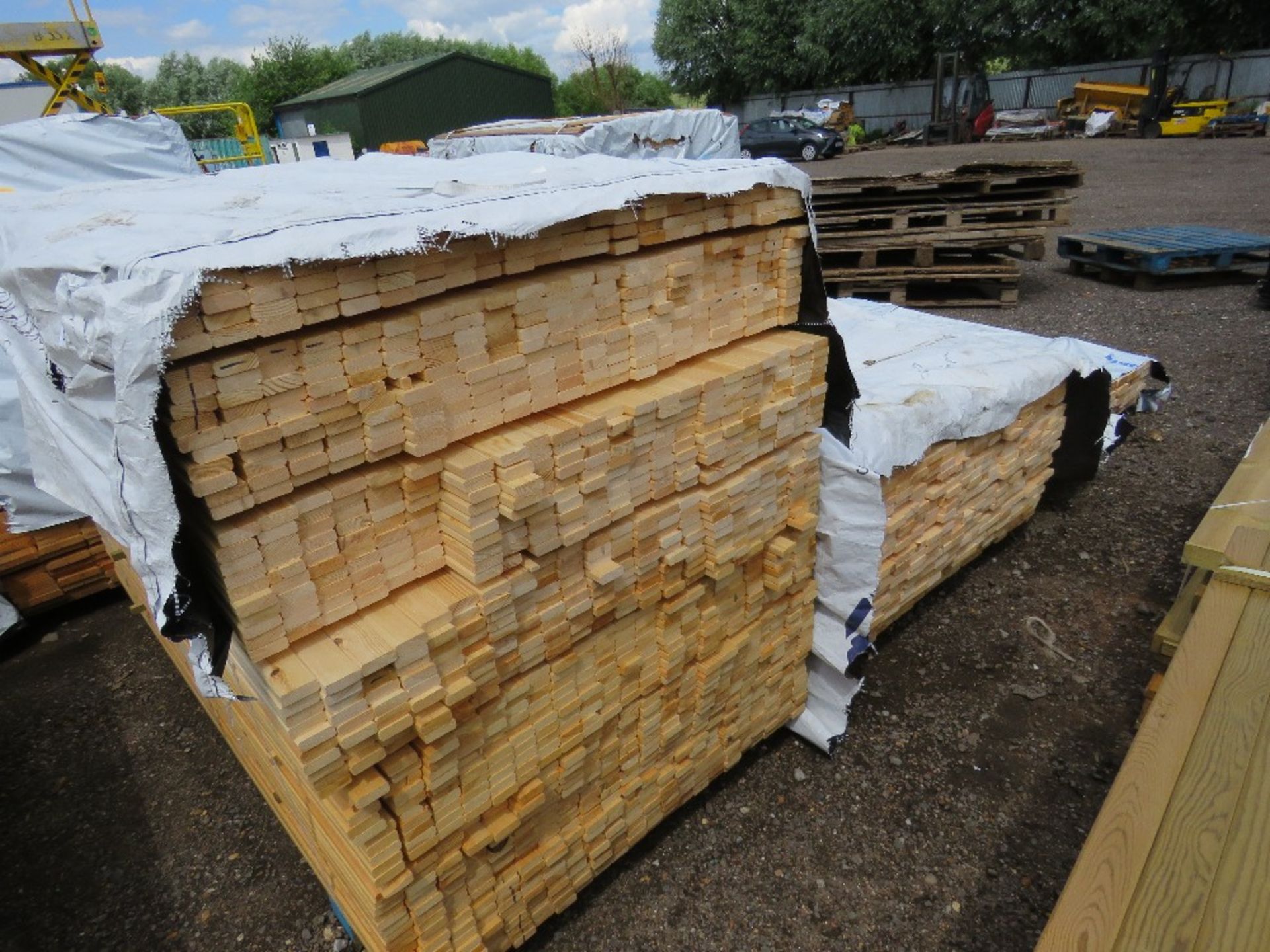 PACK OF UNTREATED TIMBER FENCE RAILS, 1.73M LENGTH X 45MM X 16MM WIDTH APPROX. - Image 2 of 2