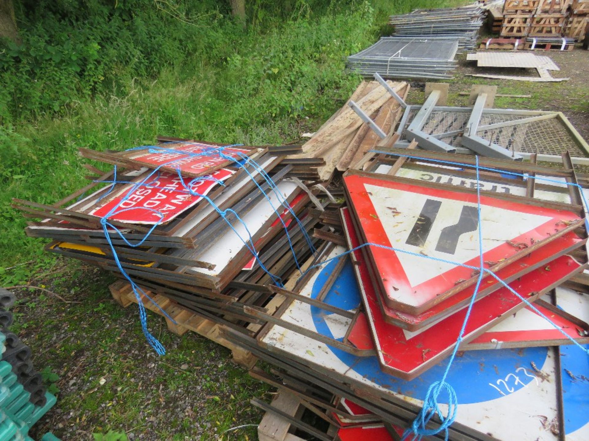 3 X PALLETS OF ASSORTED METAL ROAD SIGNS. - Image 4 of 4