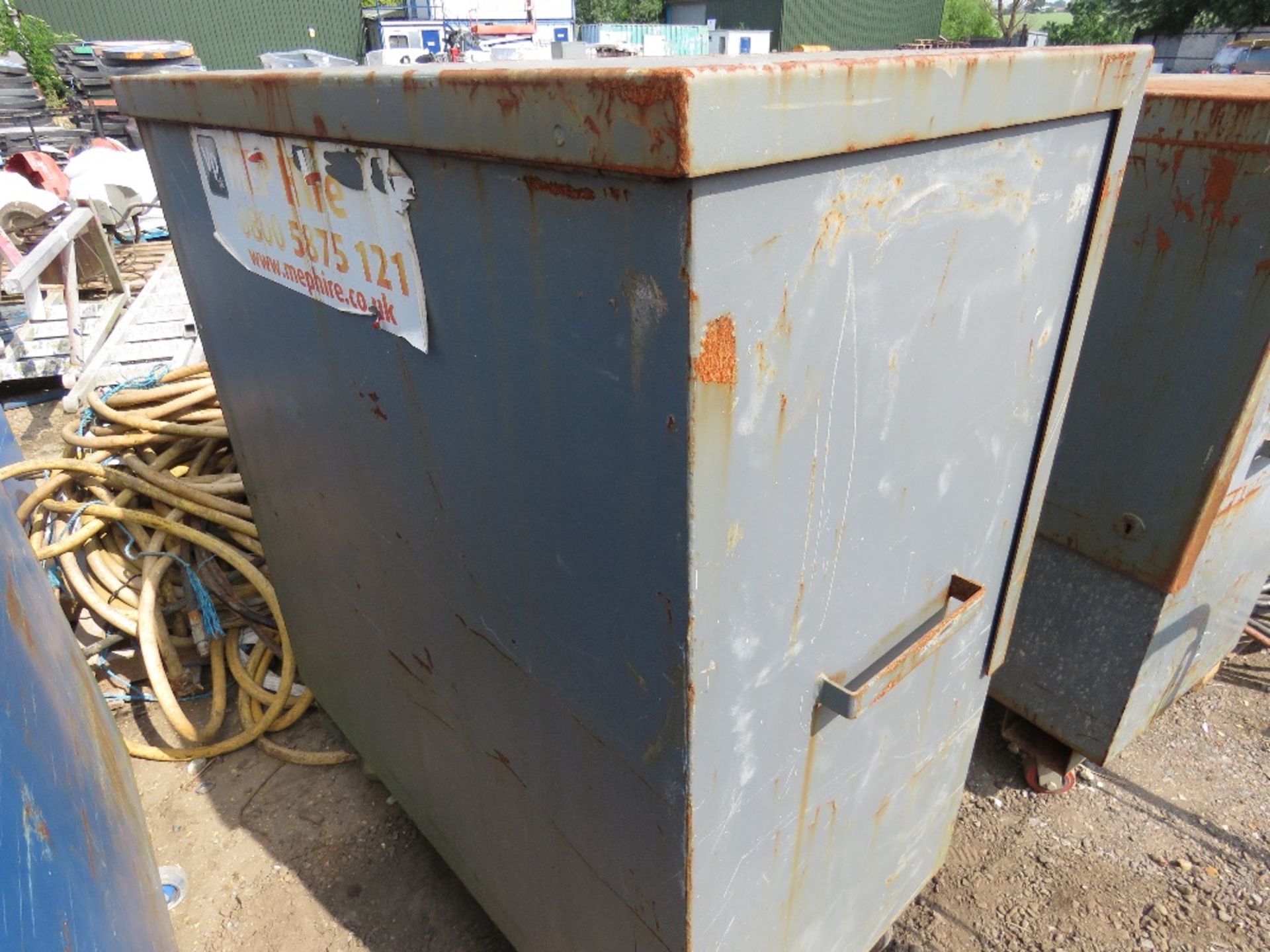 LARGE WHEELED TOOL SAFE, NO KEYS. - Image 2 of 3