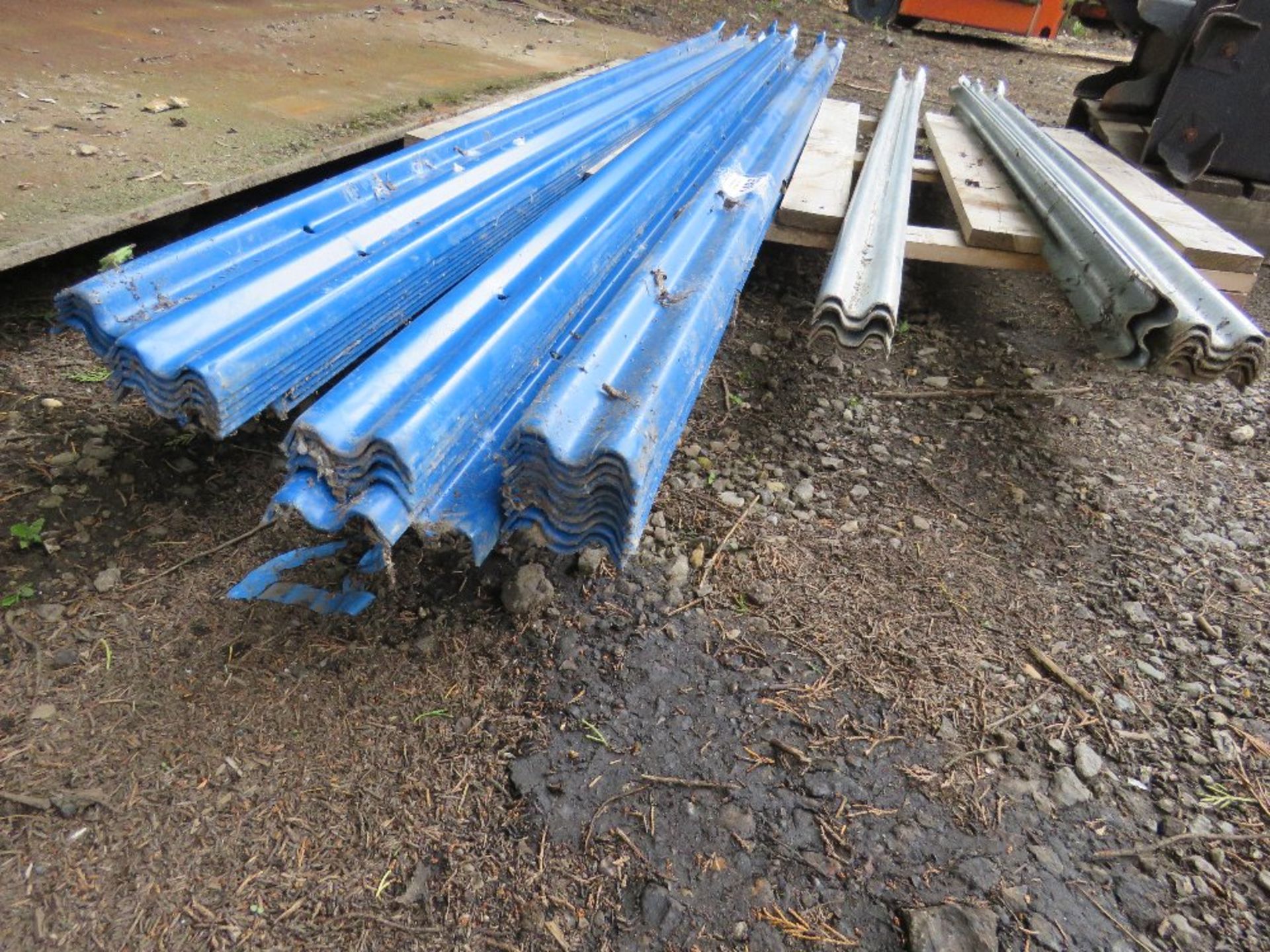 PALLET OF PALISADE FENCE PALINGS, 1.73M AND 2.35M LENGTH APPROX. - Image 2 of 4