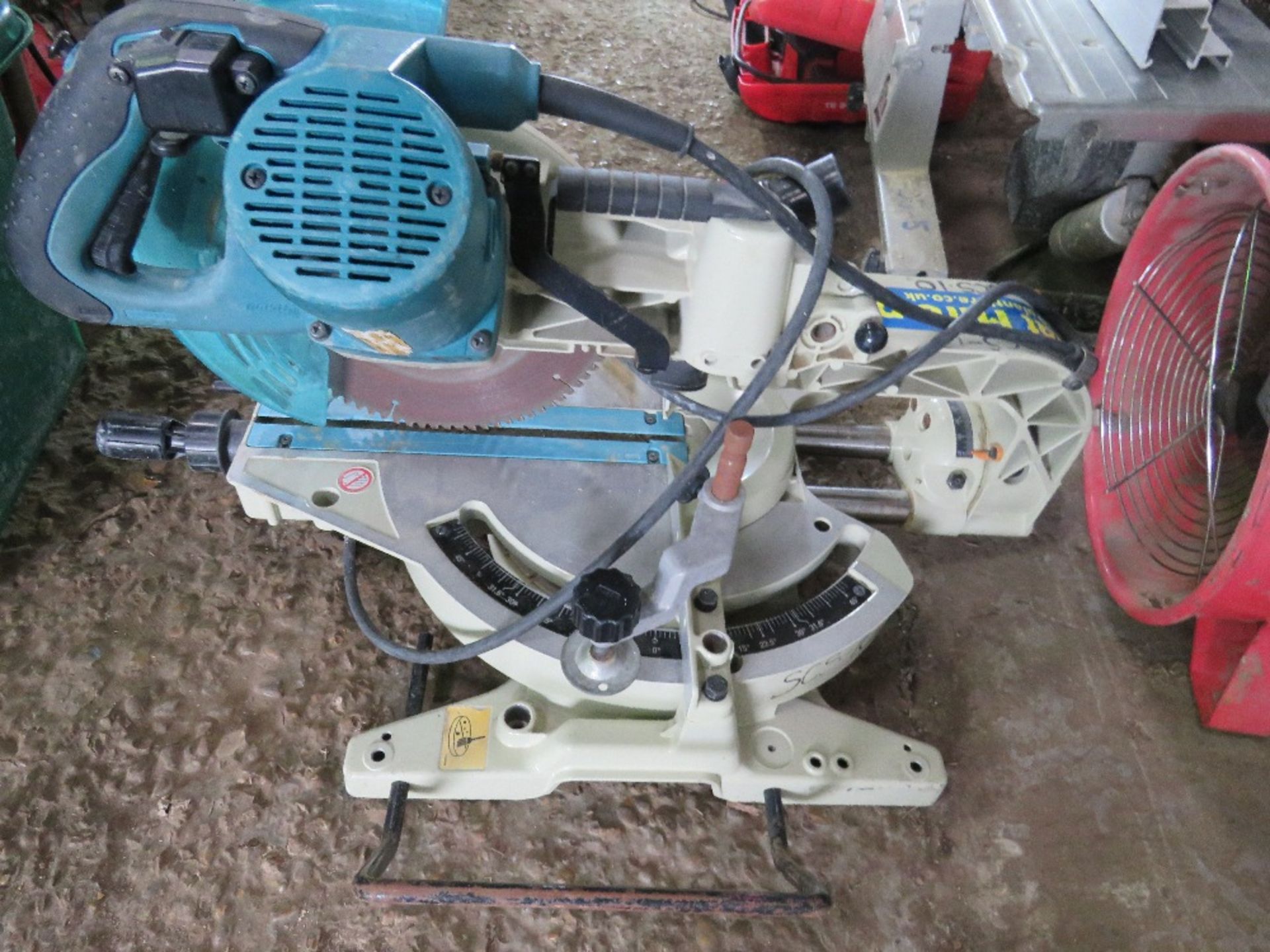 MAKITA 110VOLT CROSS CUT MITRE SAW. UNTESTED, CONDITION UNKNOWN. - Image 3 of 3